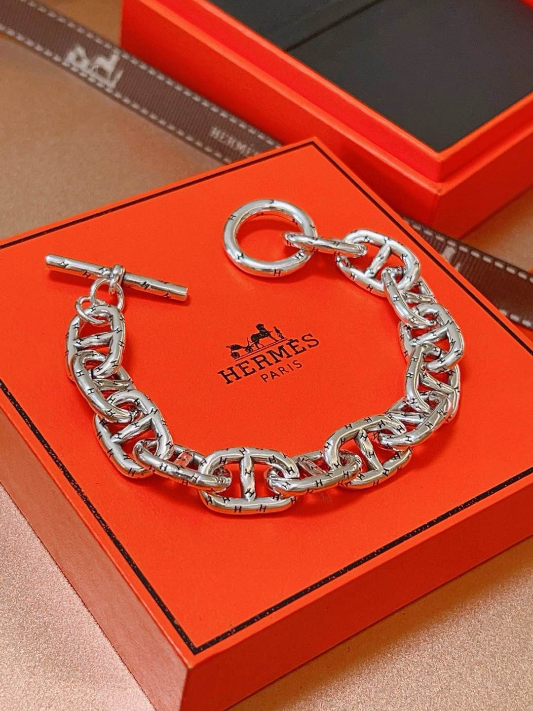 NO:110484,Purchase. New Hermes bracelet thickened version, Platinum version. High-end precision version [color][color] Many internet celebrities have the same style. Hermes bracelets are so tested by the master's craftsmanship. It is not simple to ensure that every detail is in place. High-end customization, same style for men and women. Hermes is popular 1:1 super exquisite star. The same style k gold texture, and the high-end craftsmanship is created. It is really awesome to use, the jewelry is boutique, hermes, bracelet19860909批.新款爱马仕手链加厚版 铂金版.高级精工版[色][色]众多网红同款 爱马仕手链太考验师傅的手艺了 要确保每个细节都到位不简单[色][色] 高端定制 男女同款 爱马仕火爆 1:1超精赞明星 同款 k金质感,精工高端工艺打造出炉. 上手真的赞爆,饰品精品,hermes,bracelet,Jewelry