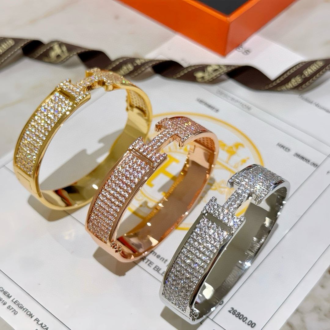 NO:109926,Batch. Hermes Hermes bracelet Original customization Wide version bracelet The Mossanite diamond craftsmanship is too testing the master's craftsmanship. It is necessary to ensure that the color is handmade. [color] [color] V gold high-end customization Goddess. All Hermes hot bracelets are super exquisite and all kinds of goddesses. Stars. The same style. High-end franc material, k gold texture, Seiko pure handmade products are really good, jewelry quality, hermes, hermes, bracelet19860909批. Hermes 爱马仕手镯 原版定制 宽版手环 莫桑钻工艺太考验师傅的手艺了 要确保色泽手工制作好[色][色] V金高端定制 女神 都爱爱马仕火爆手镯 超精赞各路女神 明星 同款 高端法郎材质,k金质感,精工纯手工出品上手真的赞,饰品精品,hermes,hermes,bracelet,Jewelry
