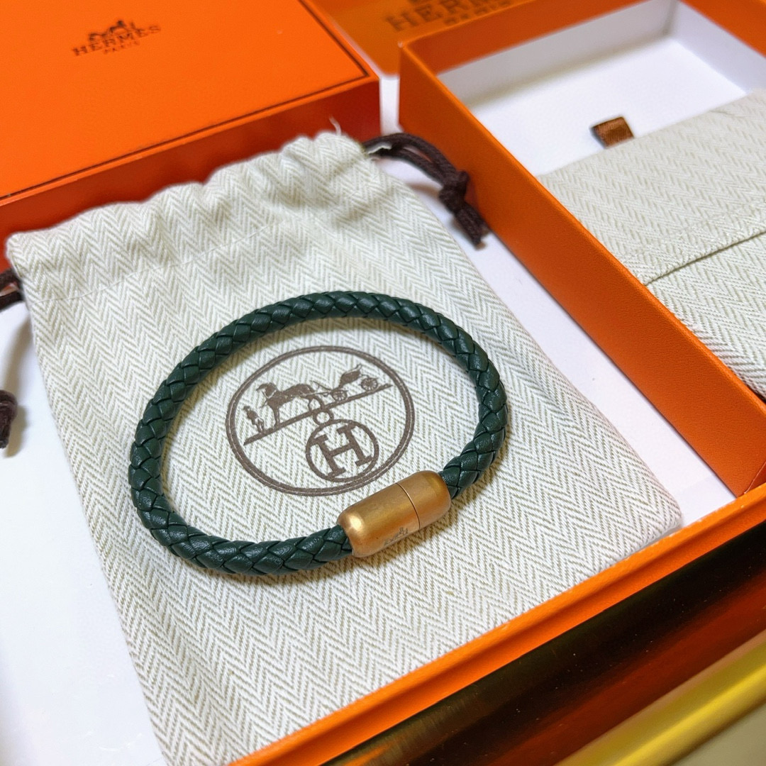 NO:109903,Batch New Products Release Hermes Bracelet Bracelet Latest Model pure hand-woven cowhide material higher grade Stars same H series classic bracelet bracelet Details K gold treatment Non-market glossy version This model has been released. Hermes is very popular in the market. It is very easy to match trendy clothes, jewelry quality, hermes, bracelet, cowhide19860909批 新品发售 爱马仕手绳手环最新款纯手工编织牛皮材质档次更高明星同款H系列系列经典款系列手链手绳 细节对版k金处理 非市面亮面版型 这款一直在出 爱马仕里面热卖款 非常好搭配潮流衣服,饰品精品,hermes,bracelet,cowhide,Jewelry
