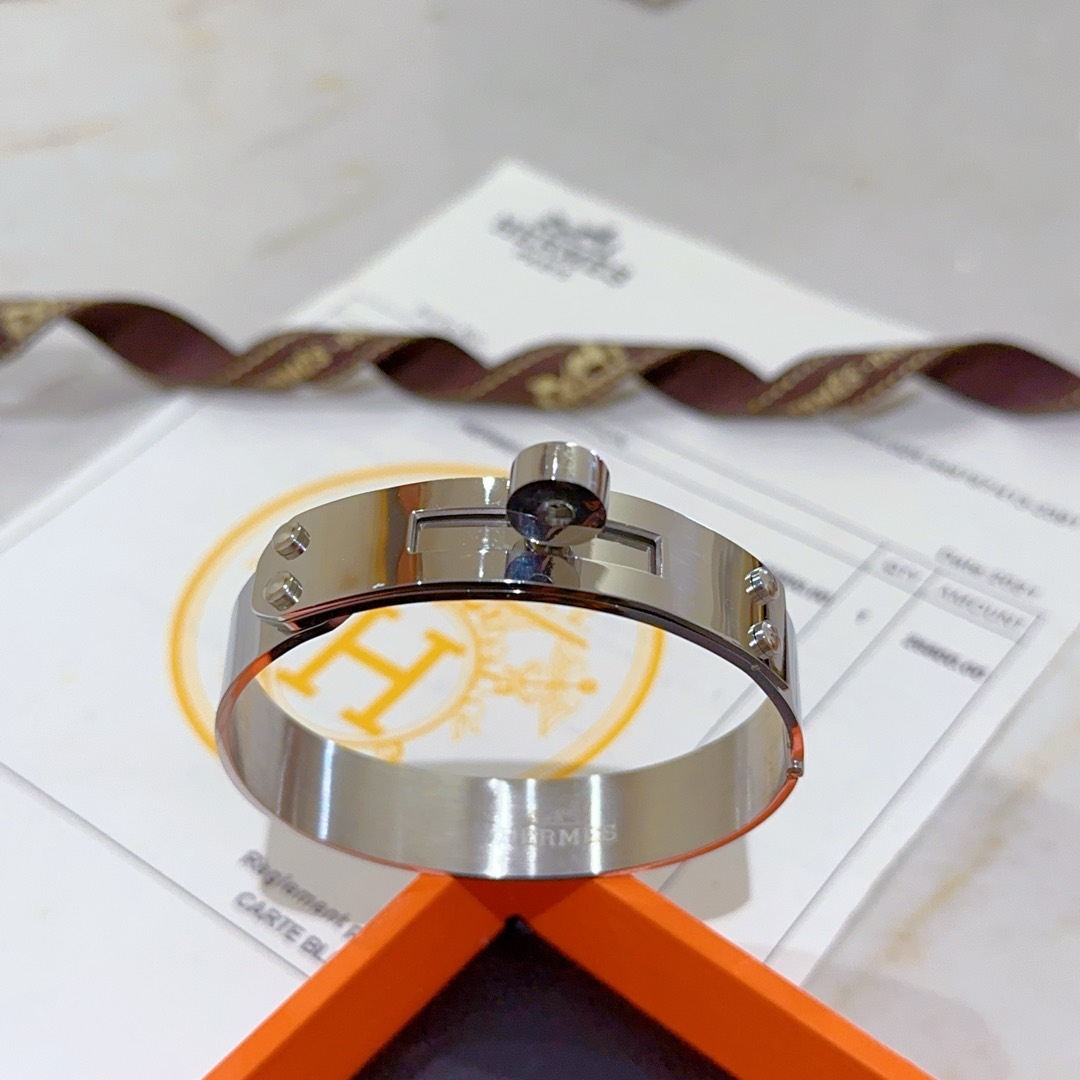 NO:109906,Critic. Hermes bracelets are so tested by the master's skills that you must ensure good details [color] [color] High-tech and high-end customization. The same style of goddesses. They all love Hermes. Bracelets are super exquisite and all kinds of goddesses. Celebrities. The same style. High-end material K-gold texture is really good. Good jewelry, hermes, bracelet19860909批. 爱马仕手镯 太考验师傅的手艺了 要确保细节好[色][色] 技术高超高端定制 女神同款 都爱爱马仕火爆 手镯 超精赞各路女神 明星 同款 高端材质k金质感上手真的赞,饰品精品,hermes,bracelet,Jewelry