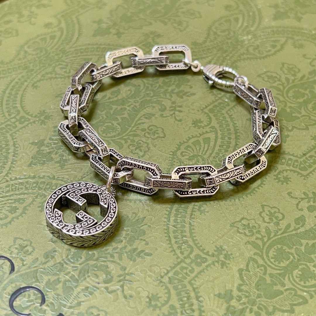 NO:109904,. The latest 2025 homemade bracelets, identify the details, exclusive high quality, the latest classic style of Gucci bracelet, exquisite, no matter the style or texture, is absolutely top feel. Just take a look and you will understand it. Super nice. The best choice for matching clothes, a must-have artifact for men and women. The number of 17 to 24 cm, the quality of jewelry, gucci, gucci, bracelet19860909批. 2025最新出炉土豪版手链 认准细节 独家高品质 Gucci古驰手链最新款的经典款 精致无论款式 质感 都是绝对的顶尖feel 只要看一眼就懂了超 nice 搭配衣服最佳的选择,男女同款必备神器 码数17到24公分,饰品精品,gucci,gucci,bracelet,Jewelry