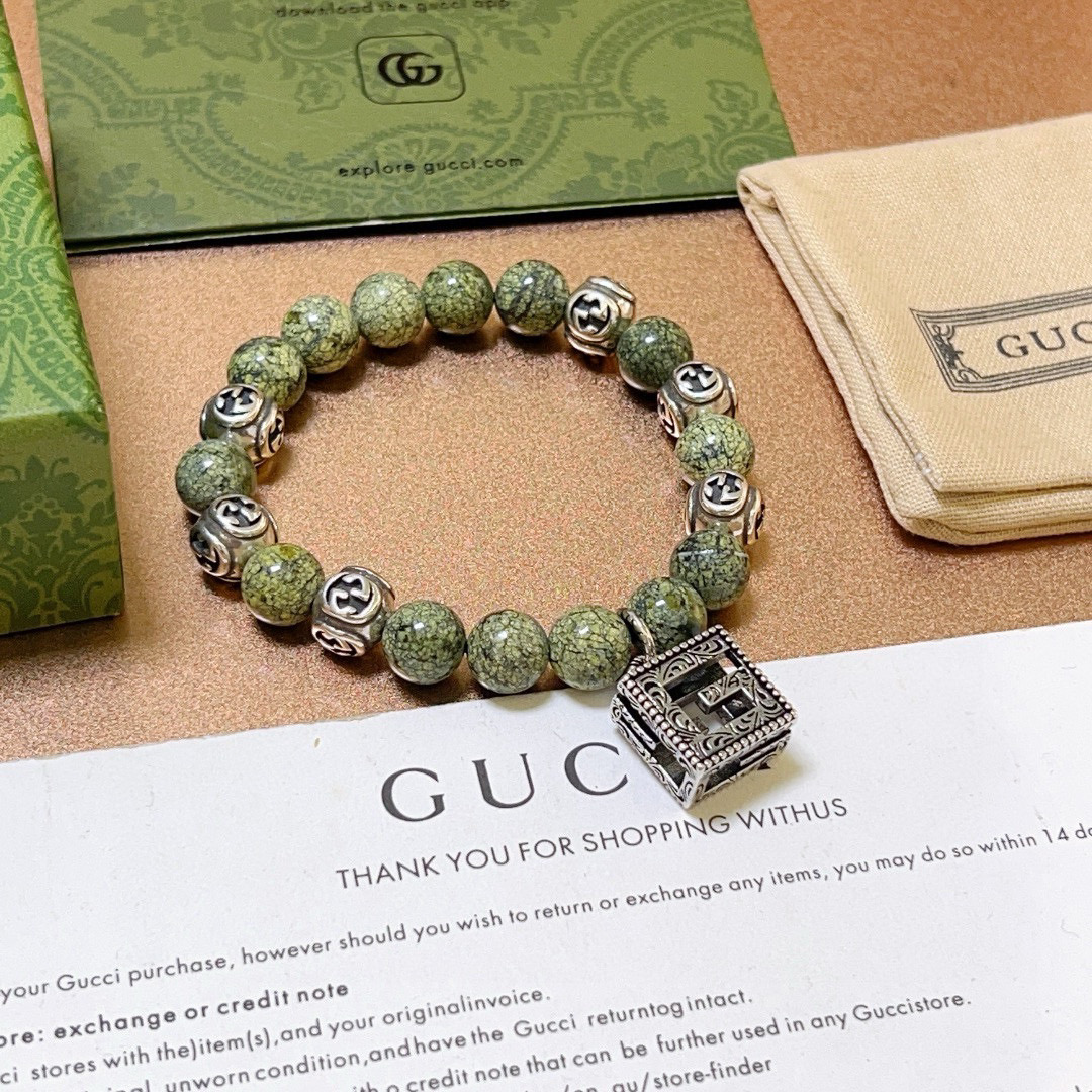 NO:109910,Buy Gucci bracelets are the same as men and women. The latest model of natural medicine king bracelets are higher in grade. Stars are the same as Anger Forest series double g stone crystal bracelet. Size: 16-24 cm. Details are used to treat the old version. Non-market bright version. This model is always being made on the market. Gucci is popular in the hot-selling model. Very easy to match clothes, fine accessories, gucci, bracelet19860909批 古驰手链男女同款 最新款天然药王手链档次更高明星同款Anger Forest系列双g石水晶手链 尺寸:16-24厘米 细节对版做旧处理 非市面亮面版型 非市面普通做这款一直在出 古驰里面热卖款 非常好搭配衣服,饰品精品,gucci,bracelet,Jewelry