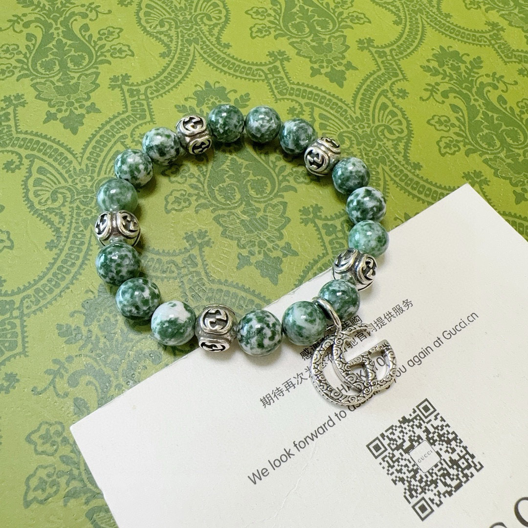 NO:109916,The new product releases Gucci bracelets for men and women. The latest model of natural stone medicine king high-end material retro parts series bracelets with higher grades. Stars same model Anger Forest series double g natural stone bracelet Size: 16-24 cm Details are used for the old version Non-market glossy style Non-market ordinary style This model is always being made in the market. Gucci is very easy to match clothes, jewelry quality, gucci, bracelet19860909批 新品发布古驰手链男女同款 最新款天然石药王高端材质复古件系列手链档次更高明星同款Anger Forest系列双g天然石手链 尺寸:16-24厘米 细节对版做旧处理 非市面亮面版型 非市面普通做这款一直在出 古驰里面热卖款 非常好搭配衣服,饰品精品,gucci,bracelet,Jewelry