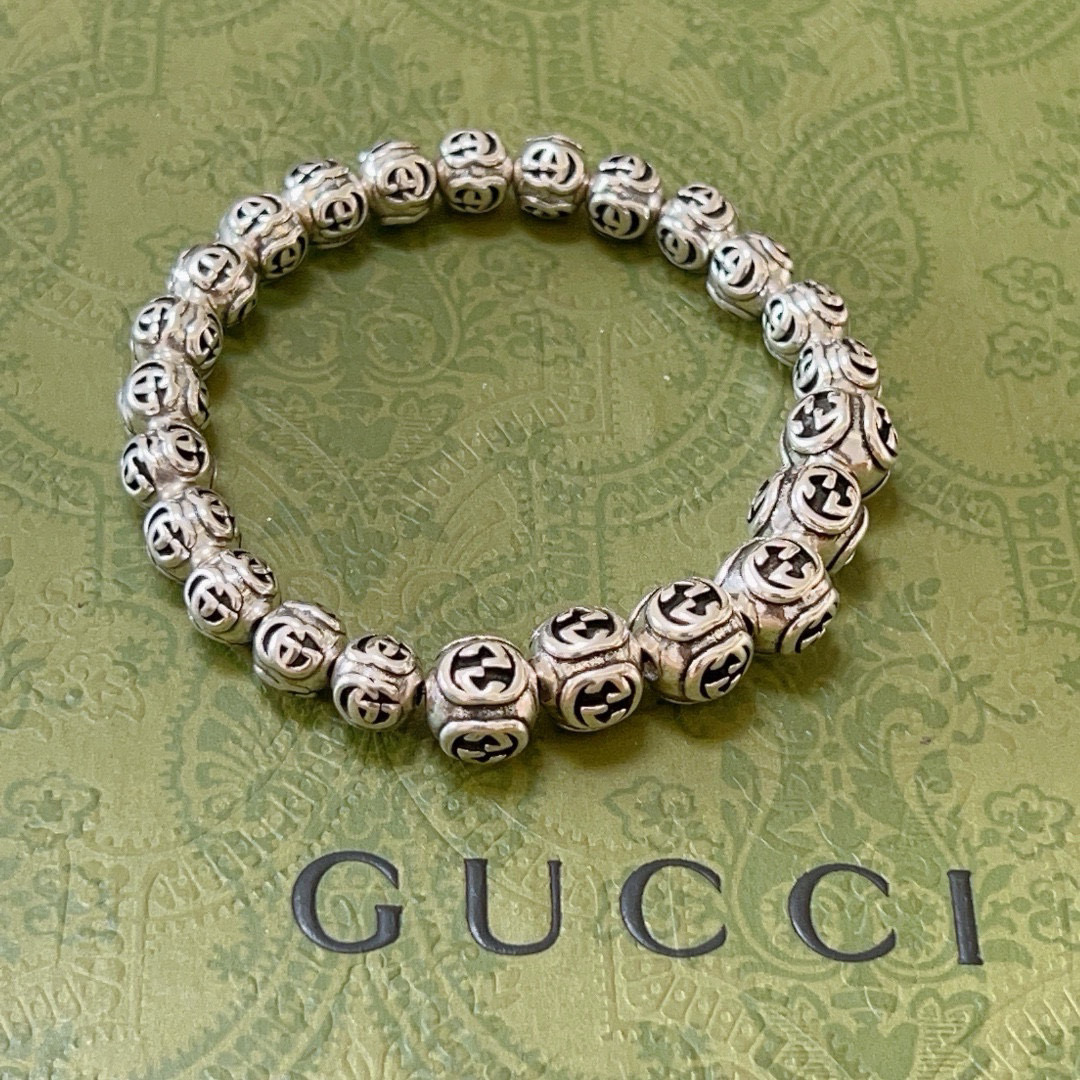 NO:109928,Comment Gucci bracelet luxury bracelets for men and women. The latest model full beaded bracelets with higher grades. Stars same style. Anger Forest series double g retro Gucci bracelet. Size: 16-24 cm. Details are used to treat the version. Non-market bright style. This model is always being made on the market. Gucci is popular in the hot-selling model. Very easy to match clothes, fine accessories, gucci, bracelet19860909批 古驰手链奢华手串 男女同款 最新款全件串珠手链档次更高明星同款Anger Forest系列双g复古古驰手链 尺寸:16-24厘米 细节对版做旧处理 非市面亮面版型 非市面普通做这款一直在出 古驰里面热卖款 非常好搭配衣服,饰品精品,gucci,bracelet,Jewelry