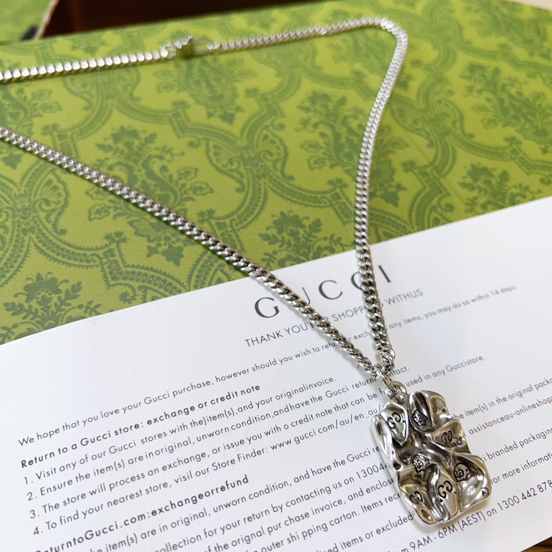 NO:110183,The latest model of Gucci necklaces is higher in chain grade, star style, the same style, the new Gucci necklace, the same style, the Anger Forest series, the exclusive details, the chain length can be changed, the details can be used to make the version old, the non-market bright version is always available. Gucci is very easy to match with trendy clothes, fine accessories, gucci, necklace19860909批古驰项链最新款链条档次更高明星同款Anger Forest系列新款古驰项链.认准独家细节工艺 链长60厘米可改长度 细节对版做旧处理 非市面亮面版型 这款一直在出 古驰里面热卖款 非常好搭配潮流衣服,饰品精品,gucci,necklace,Jewelry