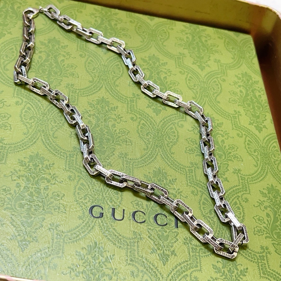 NO:110187,The latest model of Gucci necklace (luxury style) has a higher chain grade and the same style. It took more than a month to make it exquisitely and meticulously handmade to create the perfect latest style. Anger Forest series double G Gucci necklace, details are used to treat the version, non-market glossy style. This model has been released. Gucci is very easy to match with trendy clothes, fine accessories, gucci, necklace19860909批(奢华款)古驰项链最新款链条档次更高明星同款.花了一个多月做出来精工细致纯手工打造完美的最新款式 Anger Forest系列双G古驰项链 细节对版做旧处理 非市面亮面版型 这款一直在出 古驰里面热卖款 非常好搭配潮流衣服,饰品精品,gucci,necklace,Jewelry