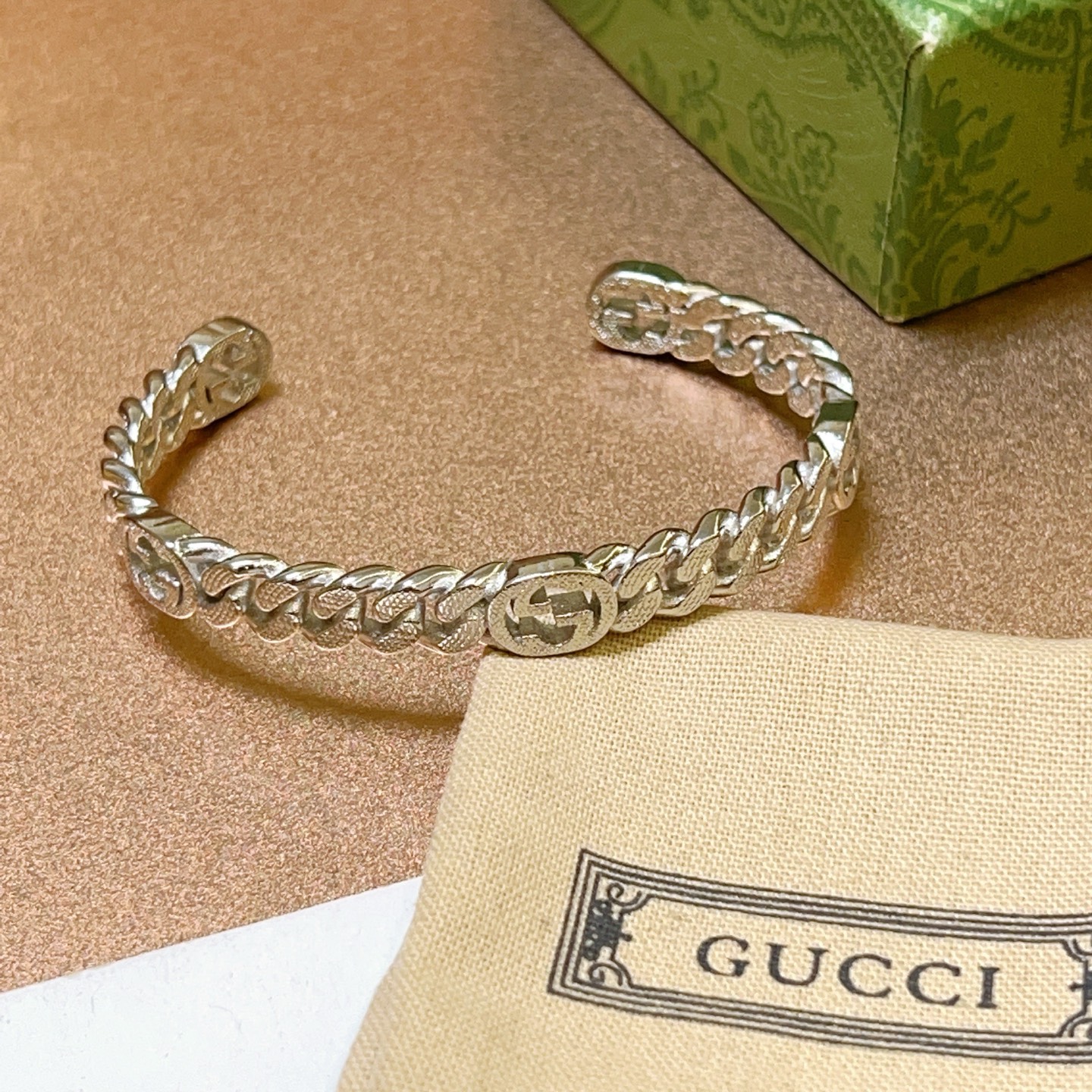 NO:105086,Compare. Recognize the exclusive old series thickened widened Gucci bracelet bracelet unique charming latest bracelet with higher grade star style Anger Forest series dual G classic series high-quality new Gucci bracelet details to be used for the old version Non-market glossy version This model has been released. Gucci is very easy to match with trendy clothes, fine accessories, gucci, bracelet19860909批.认准独家做旧系列加厚加宽古驰手镯手环独特魅力十足最新款手镯 档次更高明星同款Anger Forest系列双G经典款系列高品质新品古驰手环 细节对版做旧处理 非市面亮面版型 这款一直在出 古驰里面热卖款 非常好搭配潮流衣服,饰品精品,gucci,bracelet,Jewelry