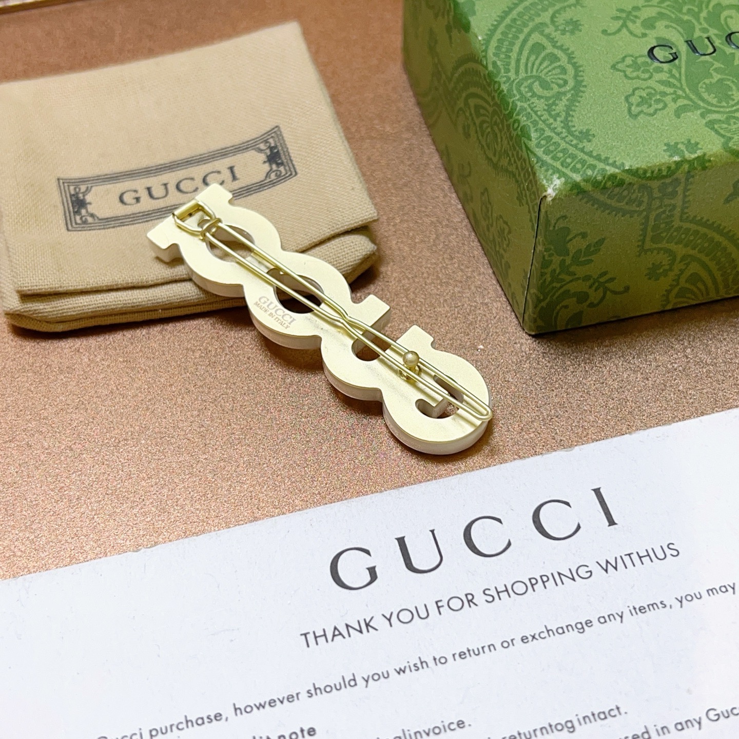 “Stylish GUCCI Accessories Showcased by T.A. Celebrities: Elegance and Fashion” - 图片 5