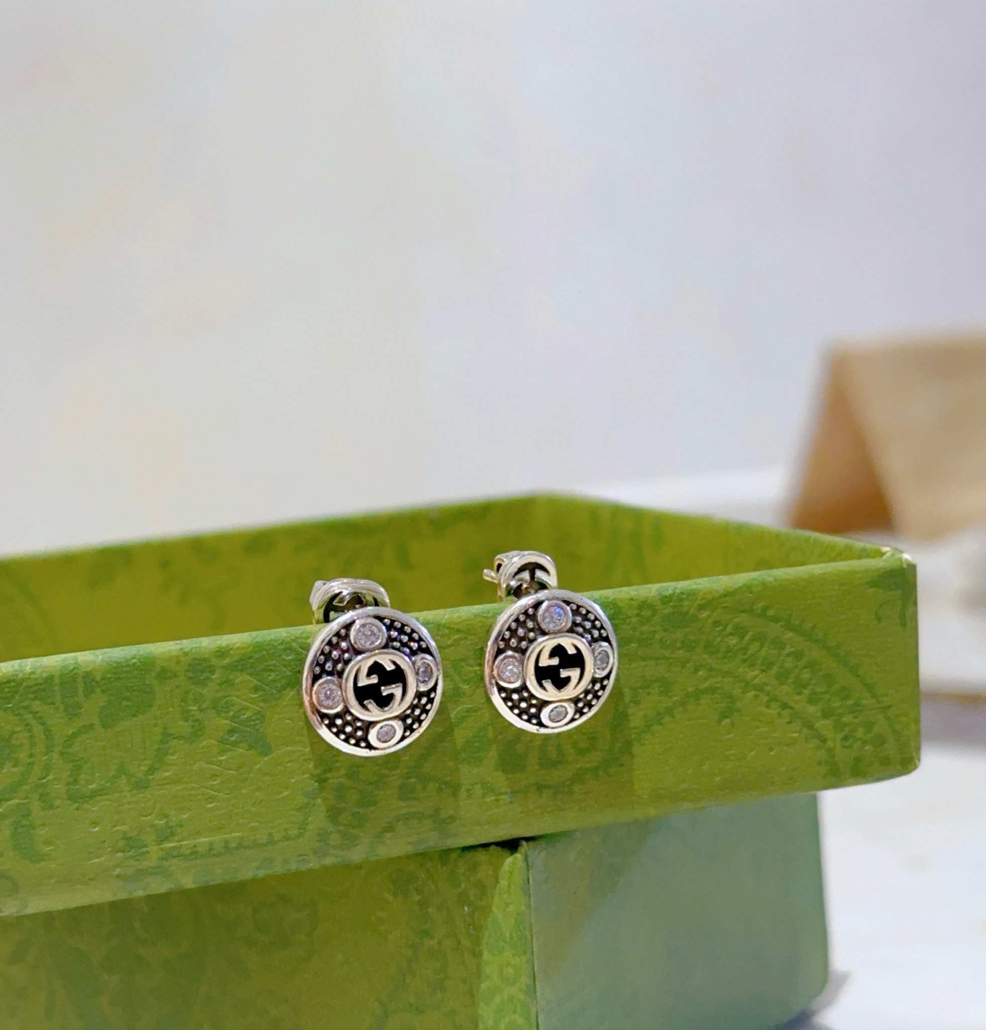 NO:105081,The first release of new products will not be released. The first choice for online celebrities in Douyin’s sales. The latest model of Gucci earrings is higher in grade. The same style as Anger Forest series double G design concept. Retro classic series Gucci earrings make high-end clothes more elegant and more brand-name and personality when going out. Details are used to treat the version. Non-market bright style. This model has been released. Gucci is very good at matching. Good accessories, gucci19860909批  新品首发不爆不发 抖音带货网红首选 古驰耳钉最新款档次更高明星同款Anger Forest系列双g设计理念复古经典系列古驰耳钉 让高档的衣服搭配更有气质 出去更有牌面和个性 细节对版做旧处理 非市面亮面版型 这款一直在出 古驰里面热卖款 非常好搭配,饰品精品,gucci,Jewelry