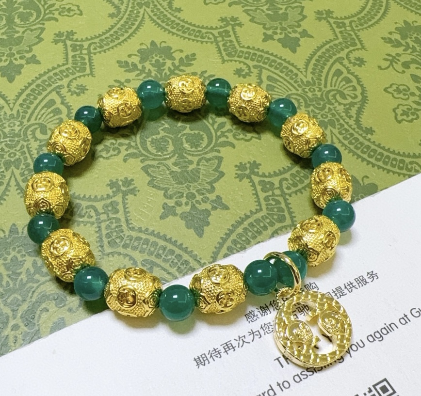 NO:104975,Buy Gucci bracelets are the same as men and women. The latest natural green agate bracelets are higher in grade. Stars are the same as Anger Forest series double G green agate bracelets. Size: 16-24 cm. Details are gold-treated. Non-market bright style. This one is always being made on the market. Gucci is the best-selling model. Very easy to match clothes, jewelry quality, gucci, bracelet, gold19860909批 古驰手链男女同款 最新款天然绿玛瑙手链档次更高明星同款Anger Forest系列双G绿玛瑙手链 尺寸:16-24厘米 细节对版黄金处理 非市面亮面版型 非市面普通做这款一直在出 古驰里面热卖款 非常好搭配衣服,饰品精品,gucci,bracelet,gold,Jewelry