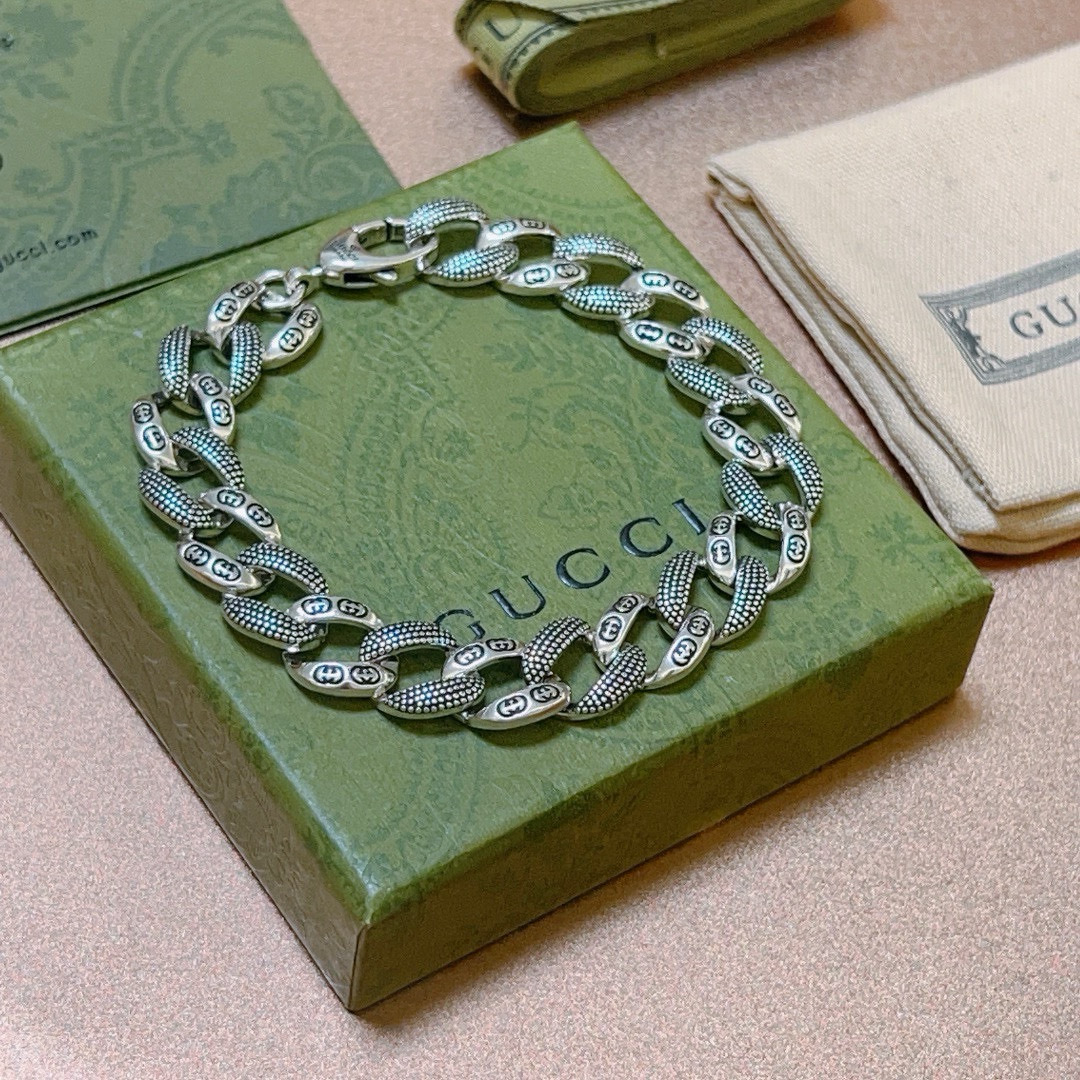 NO:104978,Comment. Gucci's latest release. Recommended series of Gucci's latest classic styles. The exquisite and texture are absolutely top-notch feels. Just take a look and you can understand the original logo. Super nice. The best choice for matching clothes. The number of essential artifacts for men and women is: 18.20.22.CM. It looks low-key, luxurious and connotation. It has fine jewelry, gucci, gucci, bracelet.19860909批. 古驰最新出炉 推荐系列Gucci古驰手链最新款的经典款 精致无论款式 质感 都是绝对的顶尖feel 只要看一眼就懂了原版logo 超 nice 搭配衣服最佳的选择,男女同款必备神器码数:18.20.22.CM 显低调奢华有内涵,饰品精品,gucci,gucci,bracelet,Jewelry