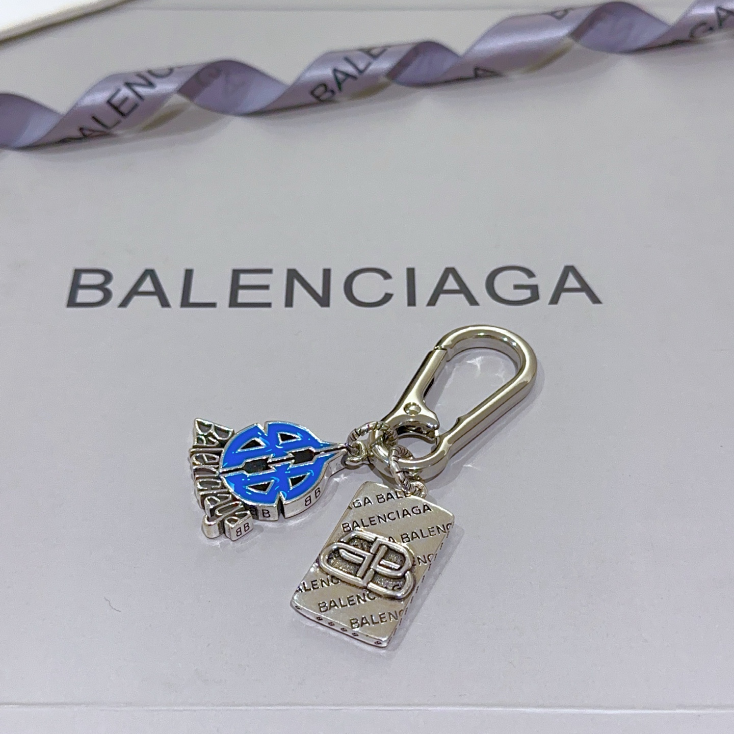 New Paris Family Bag Key Button Collection with Classic Joint Design Released - 图片 6