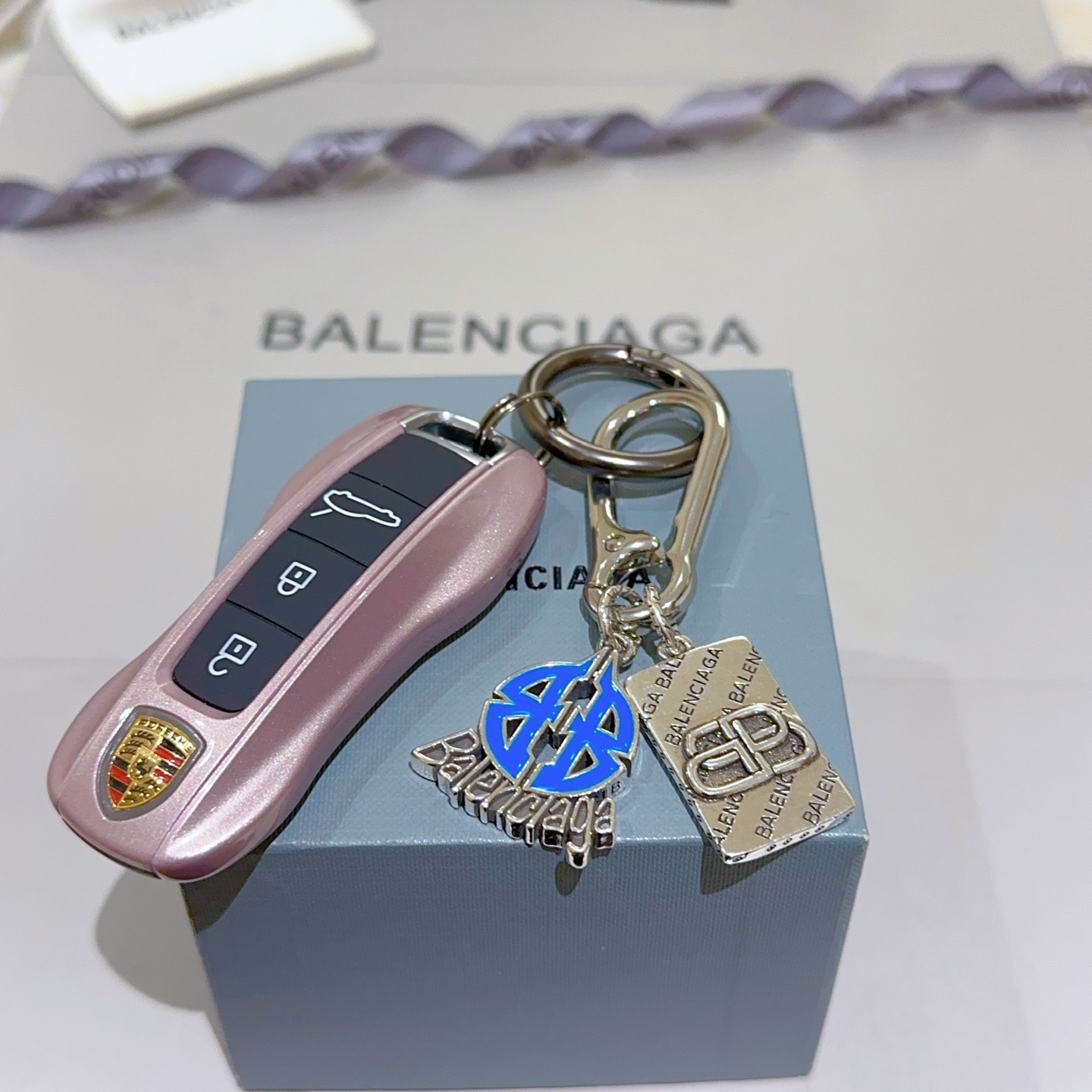 New Paris Family Bag Key Button Collection with Classic Joint Design Released - 图片 2