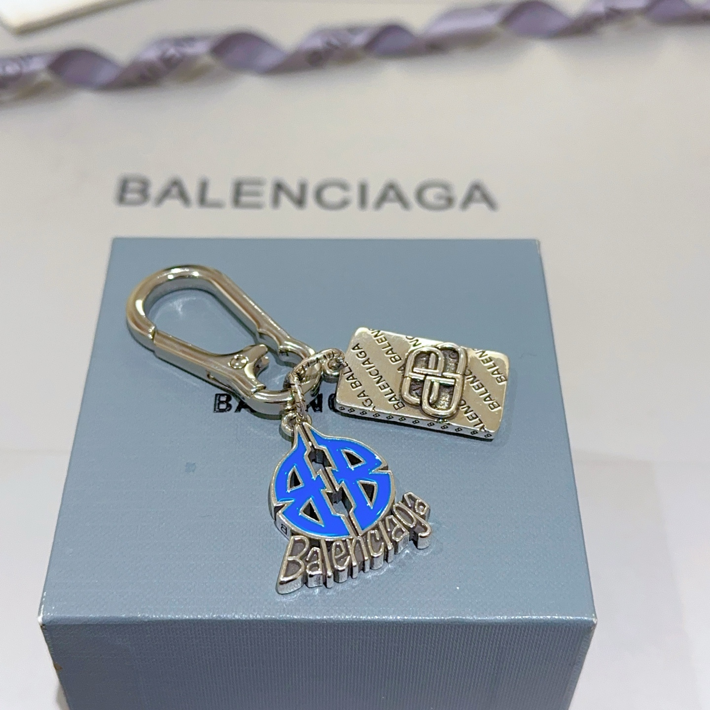 New Paris Family Bag Key Button Collection with Classic Joint Design Released - 图片 5