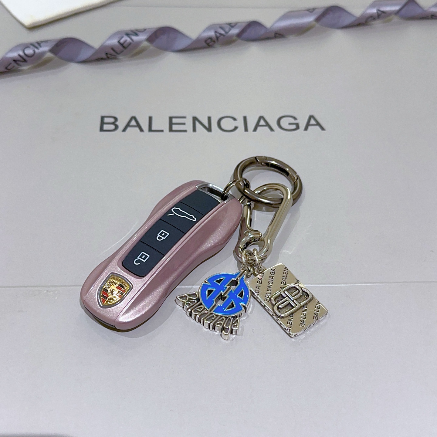 New Paris Family Bag Key Button Collection with Classic Joint Design Released - 图片 4
