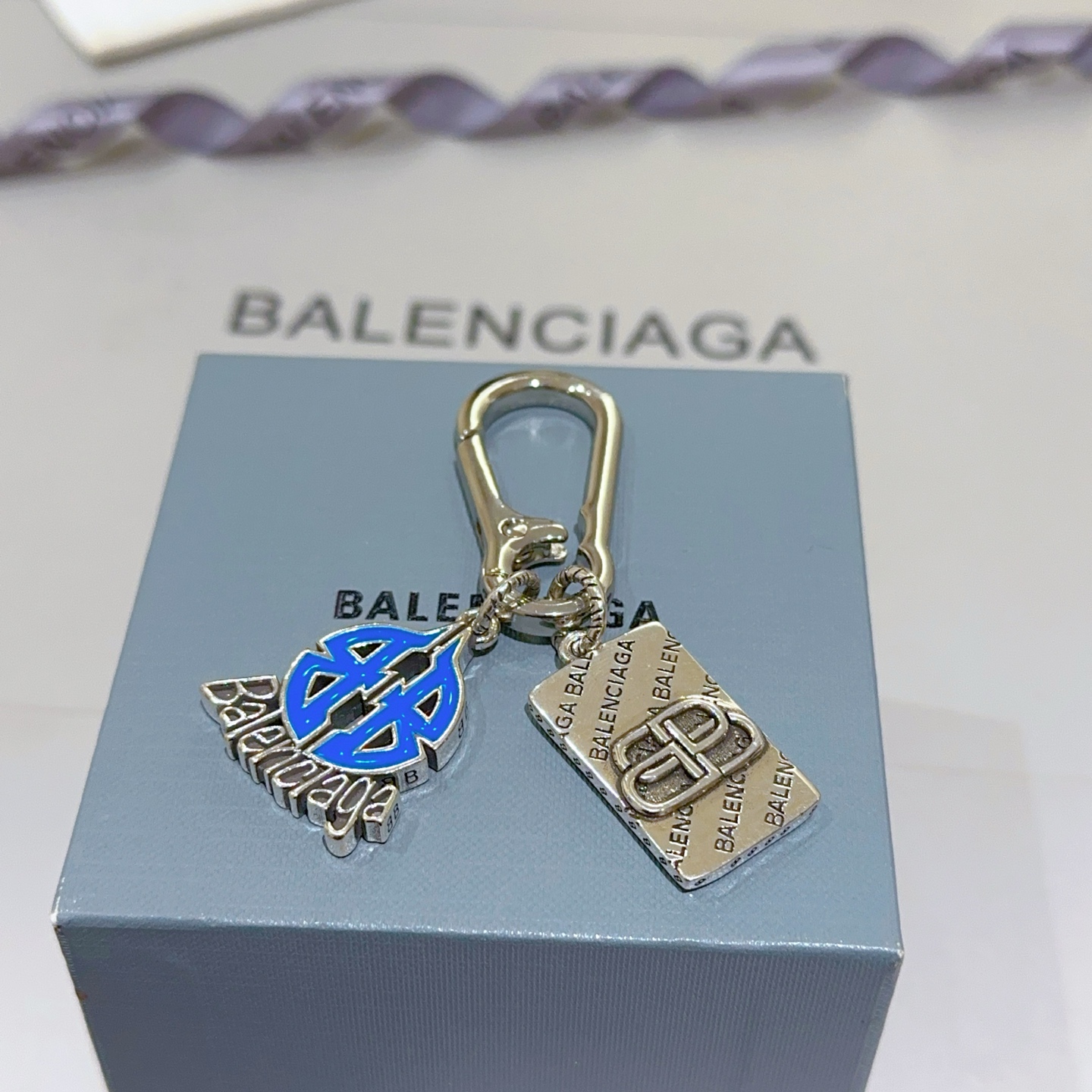 New Paris Family Bag Key Button Collection with Classic Joint Design Released - 图片 1