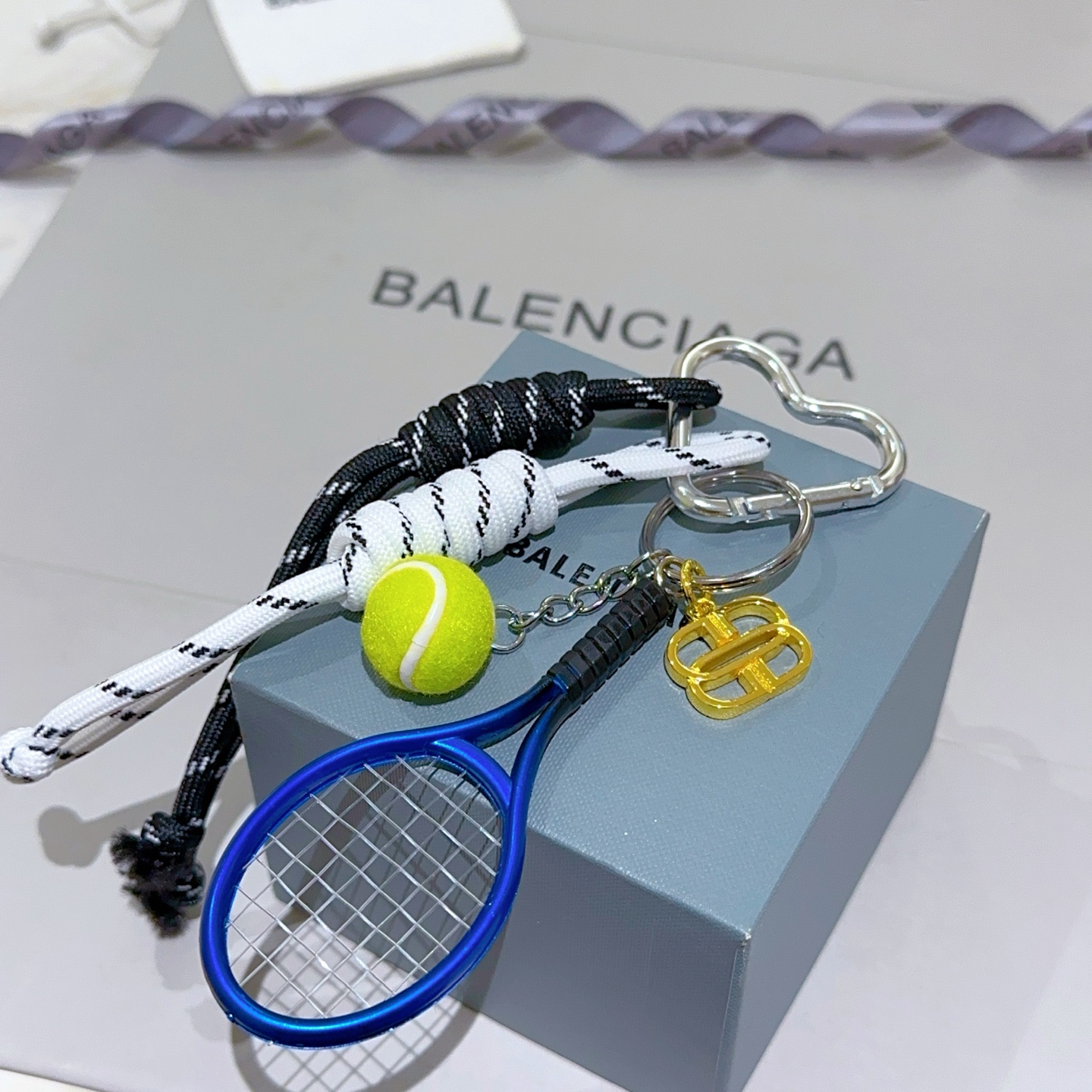New Paris Family Bag Key Button Series with Classic Design Released - 图片 2