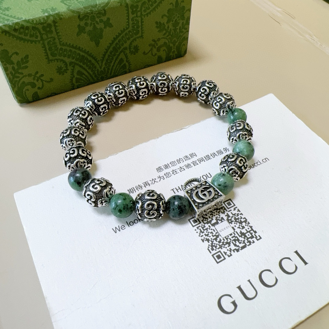 NO:104984,The new product releases Gucci bracelets for men and women. The latest model of the Medicine King Stone bracelet is higher in grade. Stars are the same as Anger Forest series double g bracelets. Size: 16-24 cm. Details are used to treat the old version. Non-market bright version. This model is always being made on the market. Gucci is popular in the hot-selling model. Very easy to match clothes, fine accessories, gucci, bracelet19860909批 新品发布古驰手链男女同款 最新款药王石手链档次更高明星同款Anger Forest系列双g手链 尺寸:16-24厘米 细节对版做旧处理 非市面亮面版型 非市面普通做这款一直在出 古驰里面热卖款 非常好搭配衣服,饰品精品,gucci,bracelet,Jewelry