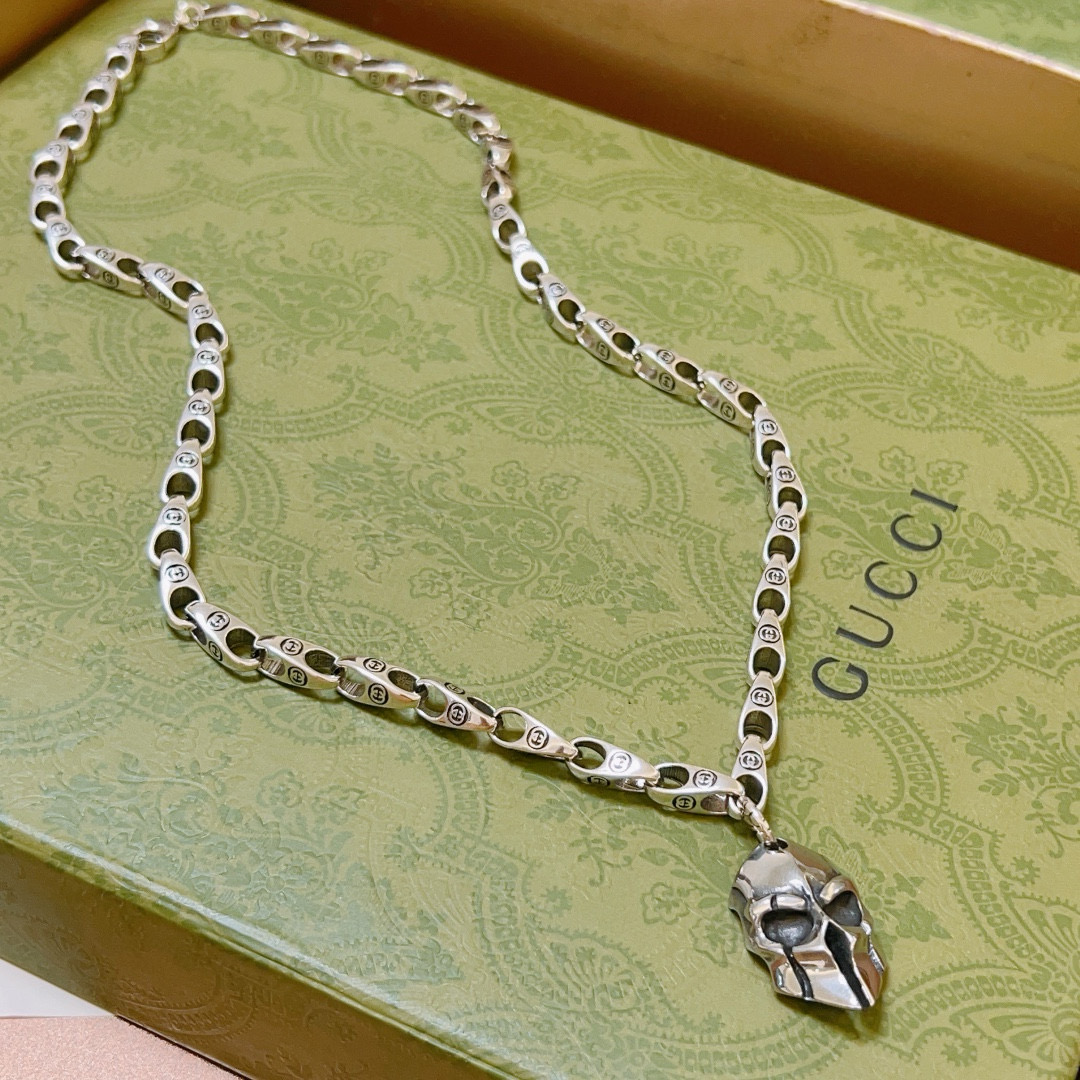 NO:104993,New products are released. The latest model of Gucci necklace has a higher chain grade. Pure handmade. Celebrity's same style. Double G Gucci necklace. Details are used to treat the version. Non-market glossy version. This model has been released. Gucci is very easy to match, jewelry quality, gucci, necklace19860909批新品发售 古驰项链最新款链条档次更高 纯手工制作 明星同款Anger Forest面具系列双g古驰项链 细节对版做旧处理 非市面亮面版型 这款一直在出 古驰里面热卖款 非常好搭配,饰品精品,gucci,necklace,Jewelry