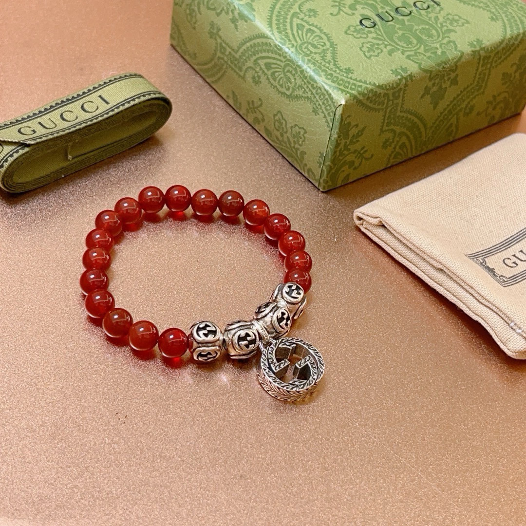 NO:104997,Buy Gucci bracelets are the same as men and women. The latest natural stone red agate bracelet has higher grade. Stars are the same as Anger Forest series double g bracelets. Size: 16-24 cm. Details are used to treat the old version. Non-market bright version. This one is always being made on the market. Gucci is popular in the hot-selling style. Very easy to match clothes, fine accessories, gucci, bracelet19860909批 古驰手链男女同款 最新款天然石红玛瑙手链档次更高明星同款Anger Forest系列双g手链 尺寸:16-24厘米 细节对版做旧处理 非市面亮面版型 非市面普通做这款一直在出 古驰里面热卖款 非常好搭配衣服,饰品精品,gucci,bracelet,Jewelry