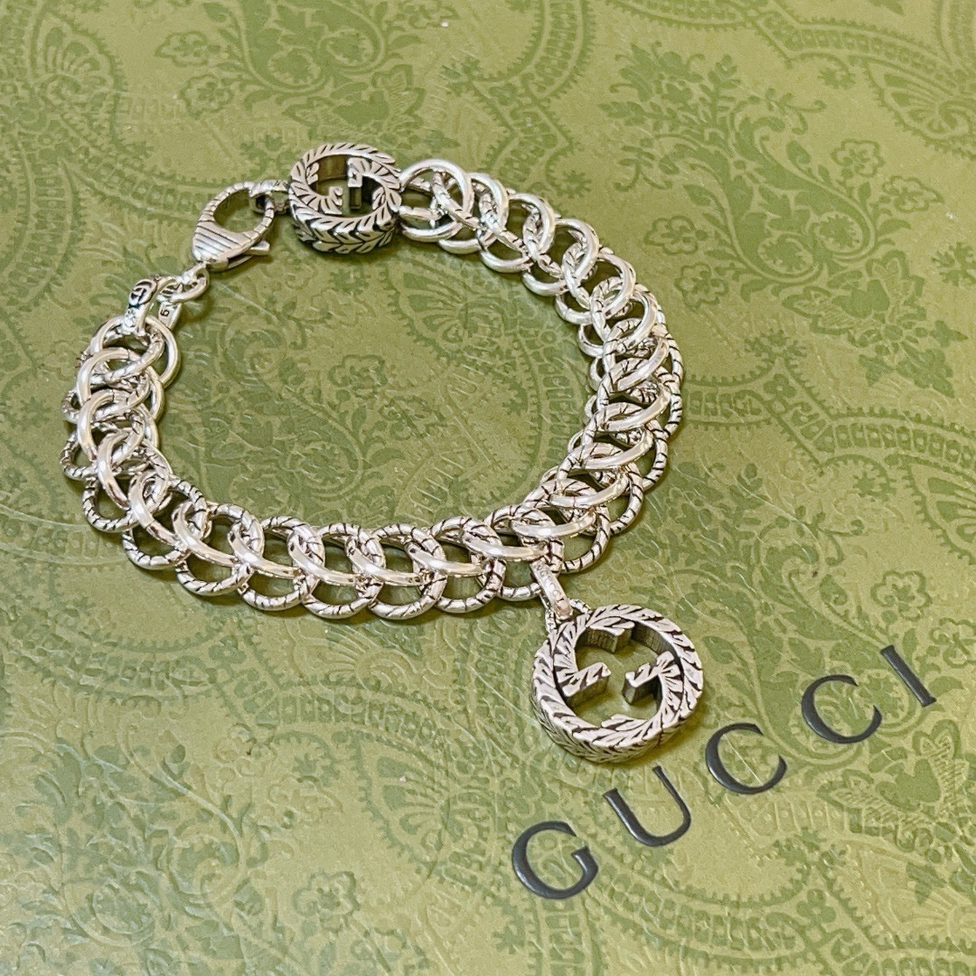 NO:104772,Comment. Gucci's latest release. Recommended series of Gucci's latest classic styles. The exquisite and texture are absolutely top-notch feels. Just take a look and you can understand the original logo. Super nice. The best choice for matching clothes. The number of essential artifacts for men and women is: 18.20.22.CM. It looks low-key, luxurious and connotation. It has fine jewelry, gucci, gucci, bracelet.19860909批. 古驰最新出炉 推荐系列Gucci古驰手链最新款的经典款 精致无论款式 质感 都是绝对的顶尖feel 只要看一眼就懂了原版logo 超 nice 搭配衣服最佳的选择,男女同款必备神器码数:18.20.22.CM 显低调奢华有内涵,饰品精品,gucci,gucci,bracelet,Jewelry
