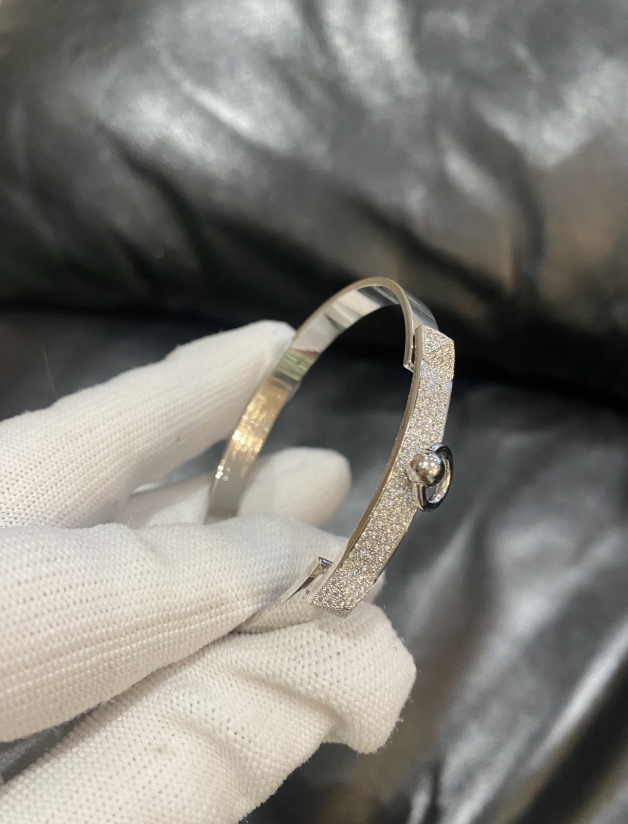 NO:104642,Critic. Hermes bracelets are so tested by the master's skills that you must ensure good details [color] [color] High-tech and high-end customization. Goddess. All love Hermes. Bracelets are super exquisite. All goddesses. Celebrities. The same style. High-end material is gold-plated. K-gold texture is really good. Elegant accessories. Hermes, bracelet, gold plating.19860909批. 爱马仕手镯 太考验师傅的手艺了 要确保细节好[色][色] 技术高超高端定制 女神 都爱爱马仕火爆 手镯 超精赞各路女神 明星 同款 高端材质镀金,k金质感上手真的赞,饰品精品,hermes,bracelet,gold plating,Jewelry