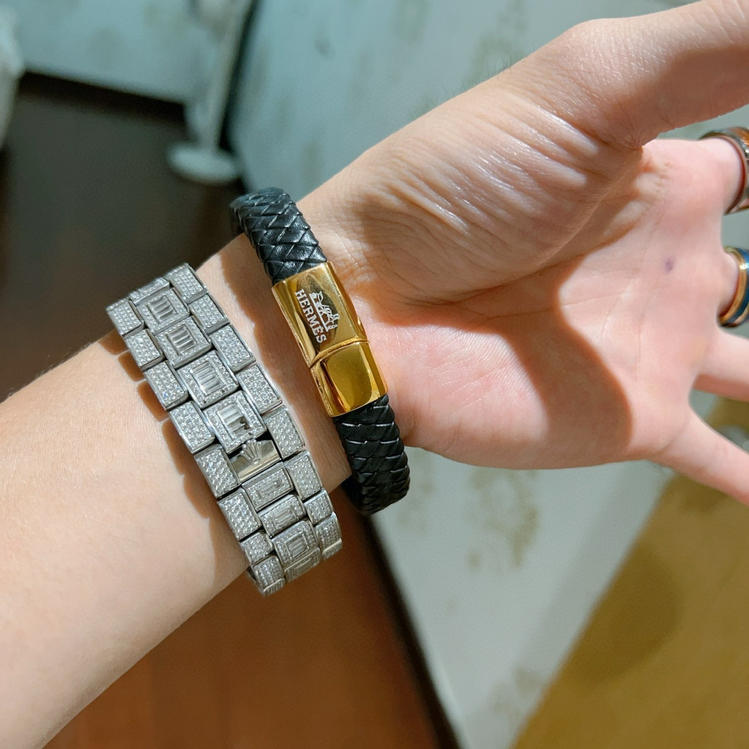 批100。新款Hermes爱马仕手链编织手绳加厚版 铂金版。高级精工版[色][色]众多网红同款 爱马仕手链❗️太考验师傅的手艺了 要确保每个细节都到位不简单[色][色] 高端定制 男女同款 爱马仕火爆 ✨1:1😝超精赞   明星 同款 k金质感，精工高端工艺打造出炉。 💃🏻上手真的赞爆✨💓✨✨