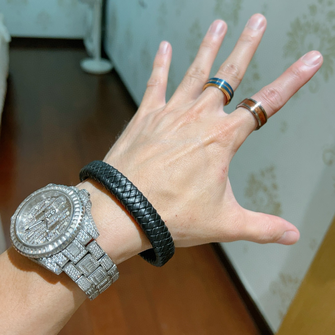 批100。新款Hermes爱马仕手链编织手绳加厚版 铂金版。高级精工版[色][色]众多网红同款 爱马仕手链❗️太考验师傅的手艺了 要确保每个细节都到位不简单[色][色] 高端定制 男女同款 爱马仕火爆 ✨1:1😝超精赞   明星 同款 k金质感，精工高端工艺打造出炉。 💃🏻上手真的赞爆✨💓✨✨