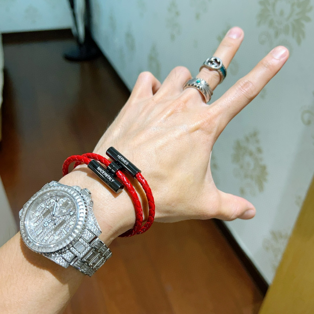 批100 新款Hermes爱马仕手链编织手绳加厚版 黄金版。高级精工版[色][色]众多网红同款 爱马仕手链❗️太考验师傅的手艺了 要确保每个细节都到位不简单[色][色] 高端定制 男女同款 爱马仕火爆 ✨1:1😝超精赞   明星 同款 k金质感，精工高端工艺打造出炉。 💃🏻上手真的赞爆✨💓✨✨