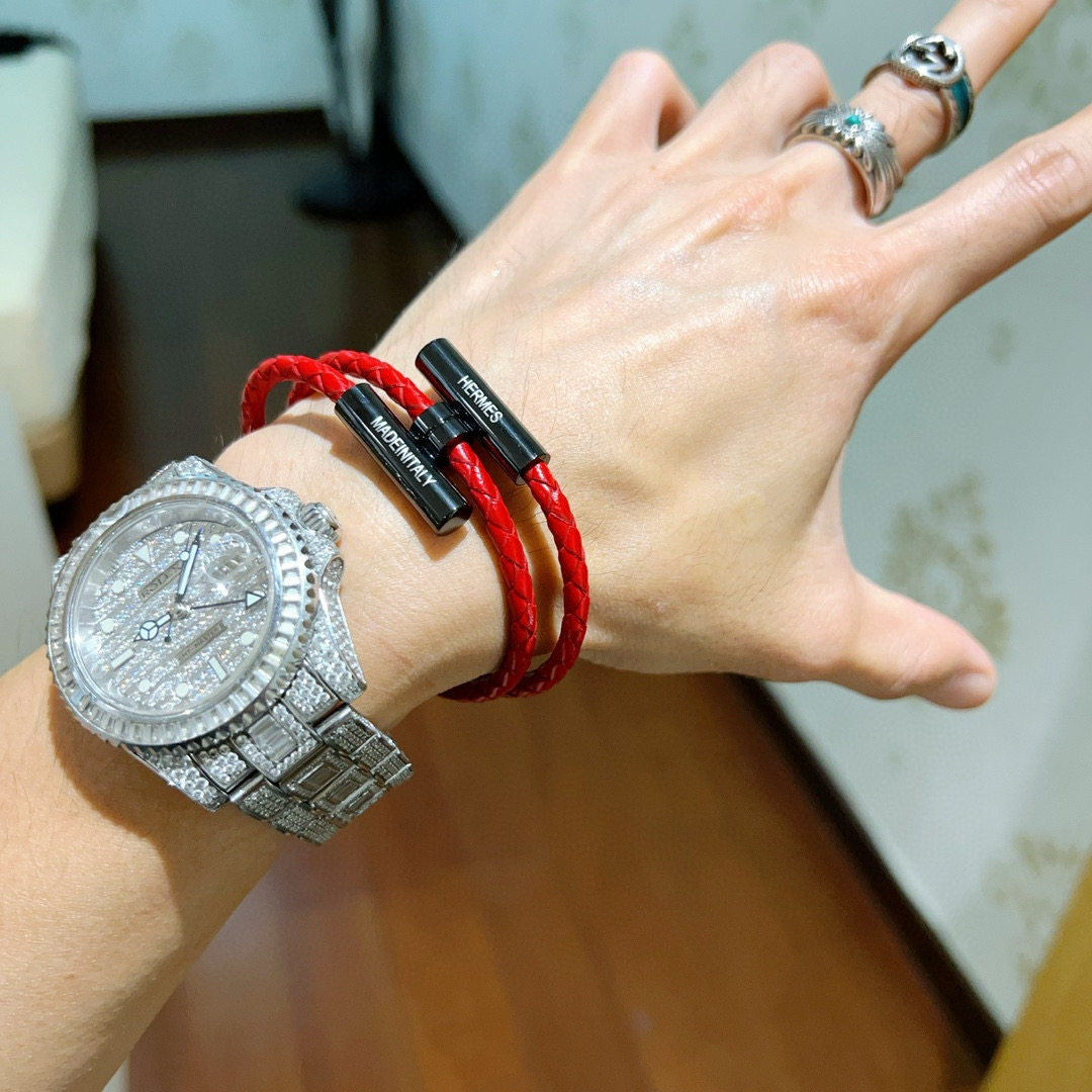 批100 新款Hermes爱马仕手链编织手绳加厚版 黄金版。高级精工版[色][色]众多网红同款 爱马仕手链❗️太考验师傅的手艺了 要确保每个细节都到位不简单[色][色] 高端定制 男女同款 爱马仕火爆 ✨1:1😝超精赞   明星 同款 k金质感，精工高端工艺打造出炉。 💃🏻上手真的赞爆✨💓✨✨