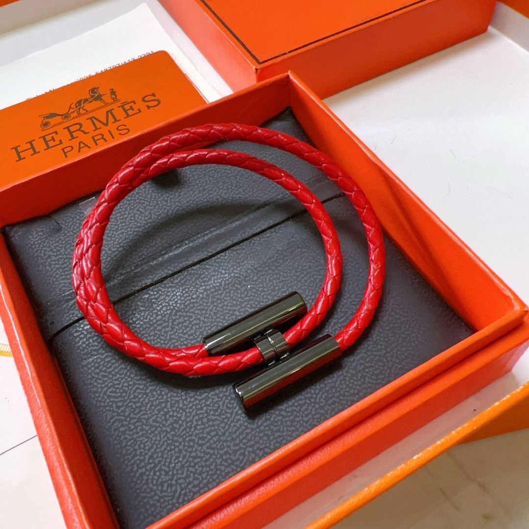 批100 新款Hermes爱马仕手链编织手绳加厚版 黄金版。高级精工版[色][色]众多网红同款 爱马仕手链❗️太考验师傅的手艺了 要确保每个细节都到位不简单[色][色] 高端定制 男女同款 爱马仕火爆 ✨1:1😝超精赞   明星 同款 k金质感，精工高端工艺打造出炉。 💃🏻上手真的赞爆✨💓✨✨