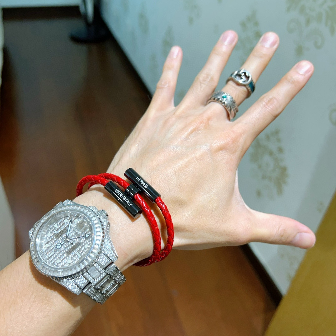 批100 新款Hermes爱马仕手链编织手绳加厚版 黄金版。高级精工版[色][色]众多网红同款 爱马仕手链❗️太考验师傅的手艺了 要确保每个细节都到位不简单[色][色] 高端定制 男女同款 爱马仕火爆 ✨1:1😝超精赞   明星 同款 k金质感，精工高端工艺打造出炉。 💃🏻上手真的赞爆✨💓✨✨