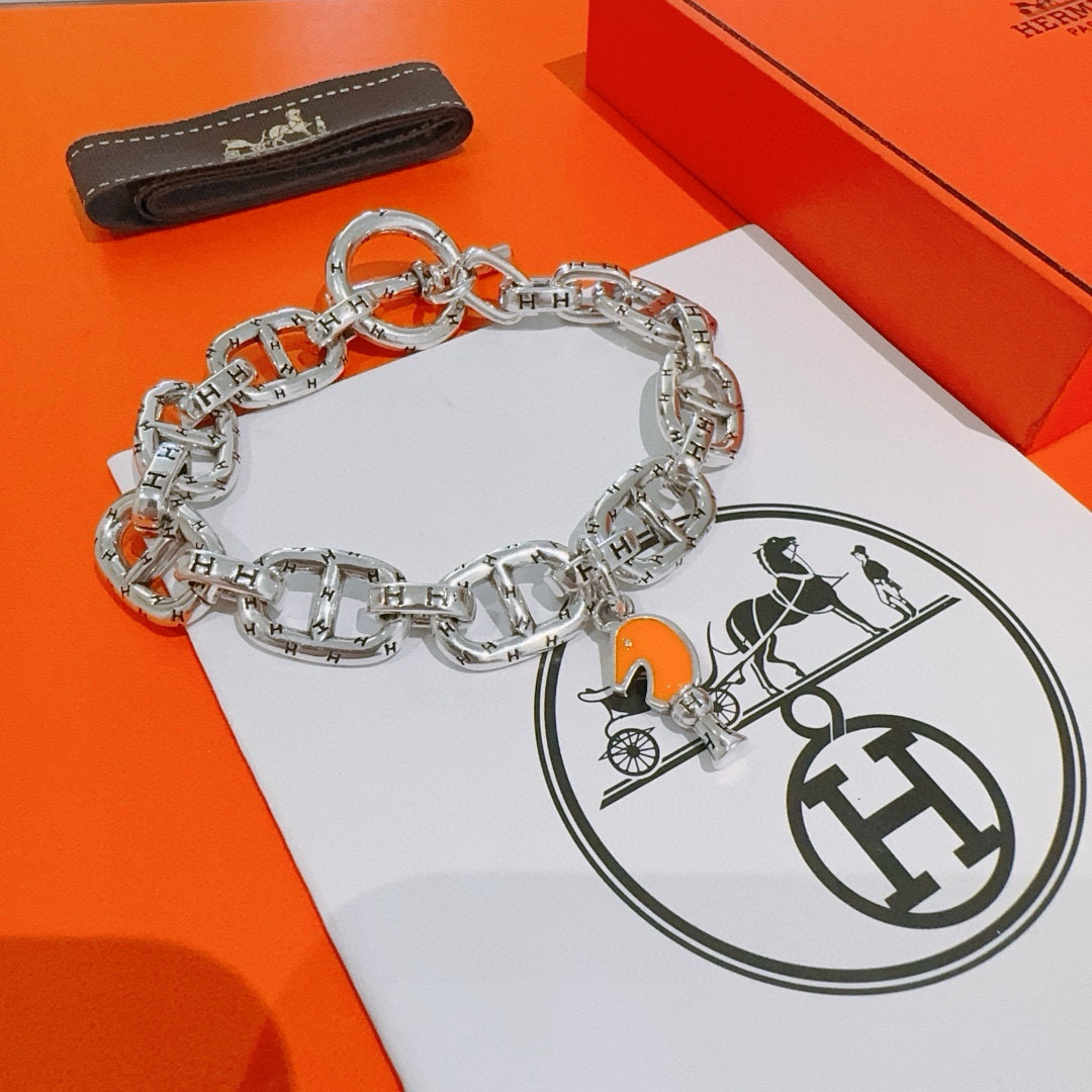 批130。新款爱马仕手链加厚版 铂金版。高级精工版[色][色]众多网红同款 爱马仕手链❗️太考验师傅的手艺了 要确保每个细节都到位不简单[色][色] 高端定制 男女同款 爱马仕火爆 ✨1:1😝超精赞   明星 同款 k金质感，精工高端工艺打造出炉。 💃🏻上手真的赞爆✨💓✨✨