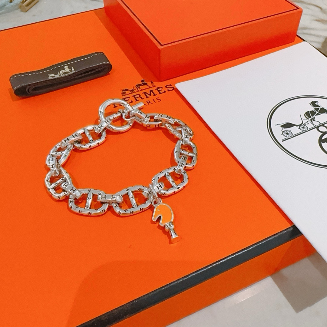 批130。新款爱马仕手链加厚版 铂金版。高级精工版[色][色]众多网红同款 爱马仕手链❗️太考验师傅的手艺了 要确保每个细节都到位不简单[色][色] 高端定制 男女同款 爱马仕火爆 ✨1:1😝超精赞   明星 同款 k金质感，精工高端工艺打造出炉。 💃🏻上手真的赞爆✨💓✨✨