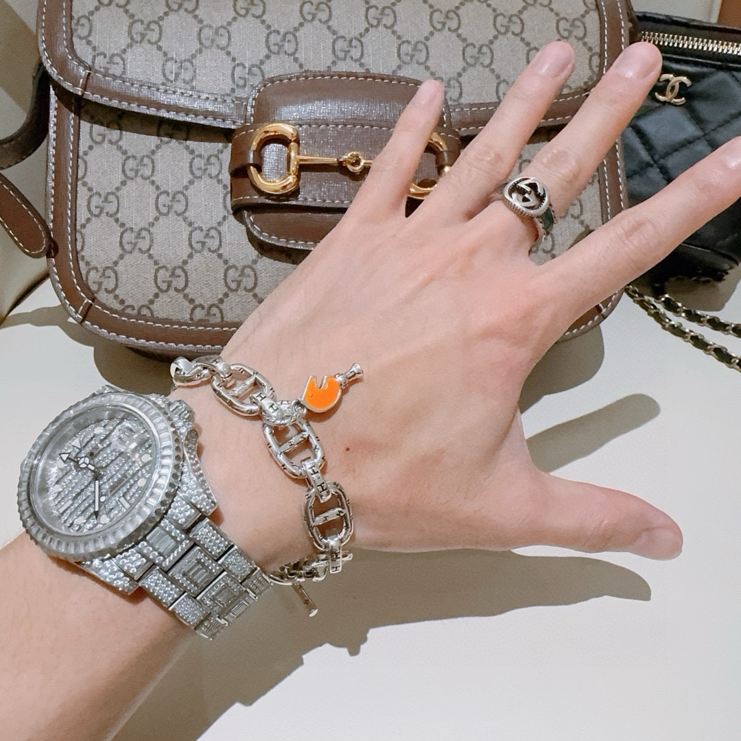 批130。新款爱马仕手链加厚版 铂金版。高级精工版[色][色]众多网红同款 爱马仕手链❗️太考验师傅的手艺了 要确保每个细节都到位不简单[色][色] 高端定制 男女同款 爱马仕火爆 ✨1:1😝超精赞   明星 同款 k金质感，精工高端工艺打造出炉。 💃🏻上手真的赞爆✨💓✨✨