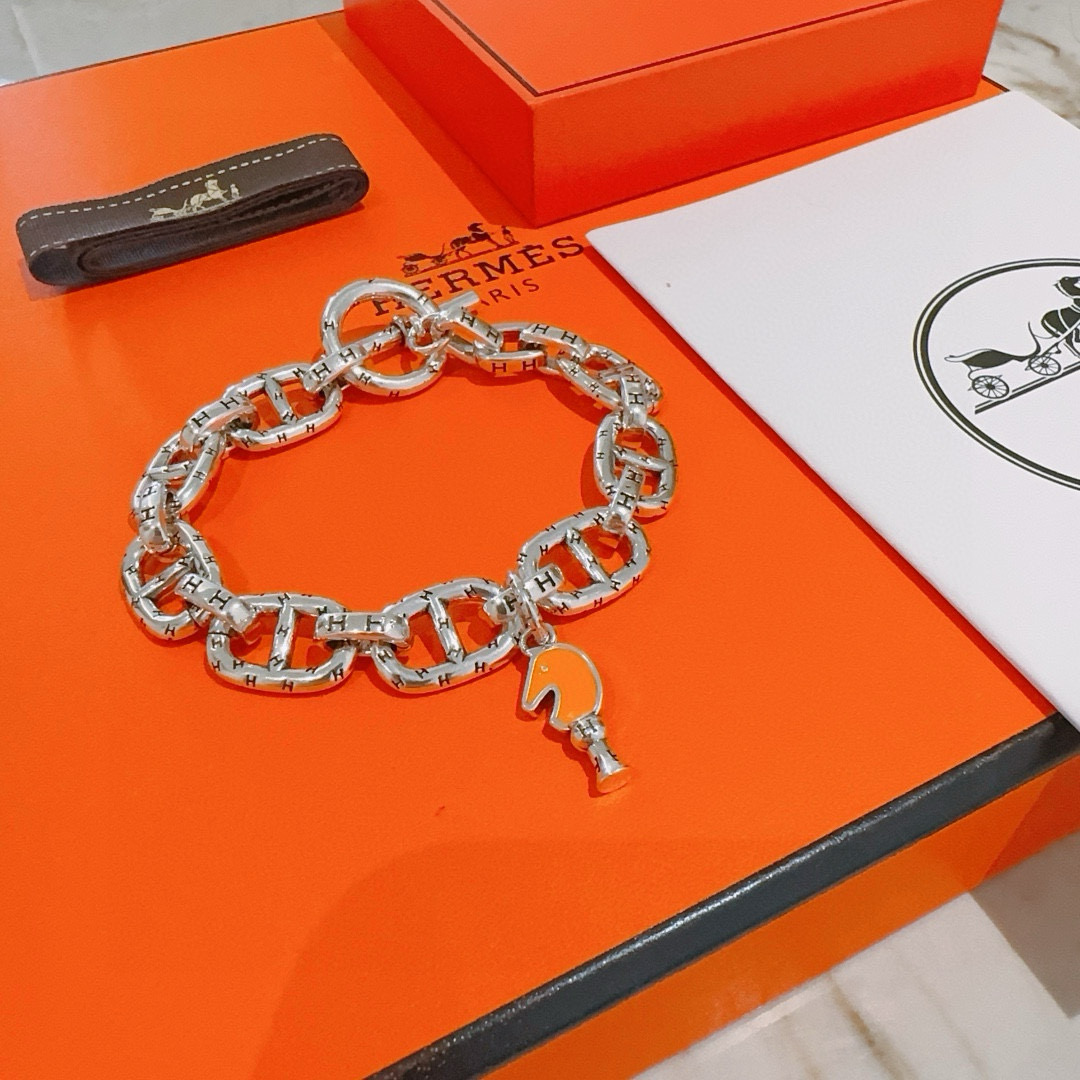 批130。新款爱马仕手链加厚版 铂金版。高级精工版[色][色]众多网红同款 爱马仕手链❗️太考验师傅的手艺了 要确保每个细节都到位不简单[色][色] 高端定制 男女同款 爱马仕火爆 ✨1:1😝超精赞   明星 同款 k金质感，精工高端工艺打造出炉。 💃🏻上手真的赞爆✨💓✨✨