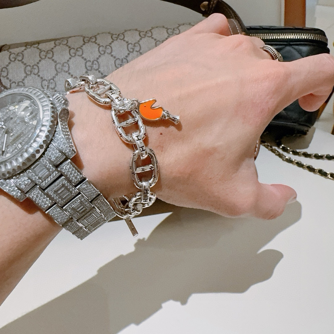 批130。新款爱马仕手链加厚版 铂金版。高级精工版[色][色]众多网红同款 爱马仕手链❗️太考验师傅的手艺了 要确保每个细节都到位不简单[色][色] 高端定制 男女同款 爱马仕火爆 ✨1:1😝超精赞   明星 同款 k金质感，精工高端工艺打造出炉。 💃🏻上手真的赞爆✨💓✨✨