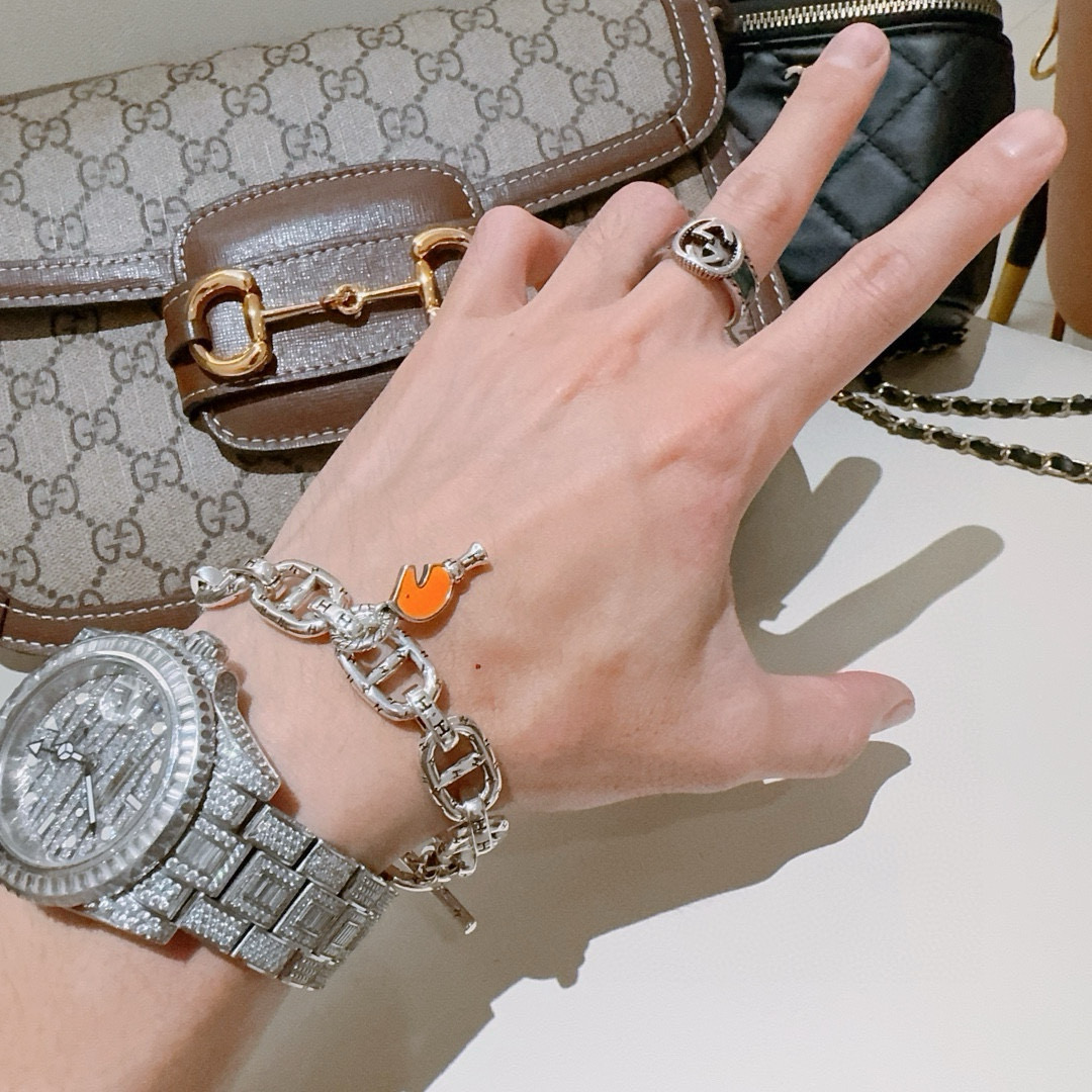 批130。新款爱马仕手链加厚版 铂金版。高级精工版[色][色]众多网红同款 爱马仕手链❗️太考验师傅的手艺了 要确保每个细节都到位不简单[色][色] 高端定制 男女同款 爱马仕火爆 ✨1:1😝超精赞   明星 同款 k金质感，精工高端工艺打造出炉。 💃🏻上手真的赞爆✨💓✨✨