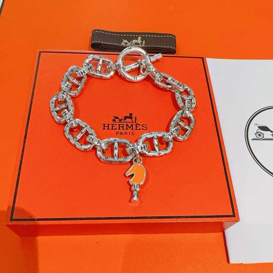 批130。新款爱马仕手链加厚版 铂金版。高级精工版[色][色]众多网红同款 爱马仕手链❗️太考验师傅的手艺了 要确保每个细节都到位不简单[色][色] 高端定制 男女同款 爱马仕火爆 ✨1:1😝超精赞   明星 同款 k金质感，精工高端工艺打造出炉。 💃🏻上手真的赞爆✨💓✨✨