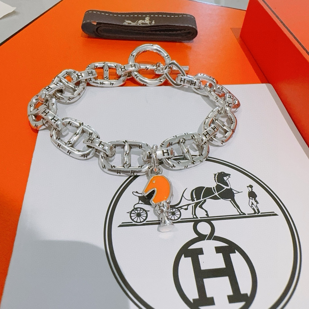 批130。新款爱马仕手链加厚版 铂金版。高级精工版[色][色]众多网红同款 爱马仕手链❗️太考验师傅的手艺了 要确保每个细节都到位不简单[色][色] 高端定制 男女同款 爱马仕火爆 ✨1:1😝超精赞   明星 同款 k金质感，精工高端工艺打造出炉。 💃🏻上手真的赞爆✨💓✨✨