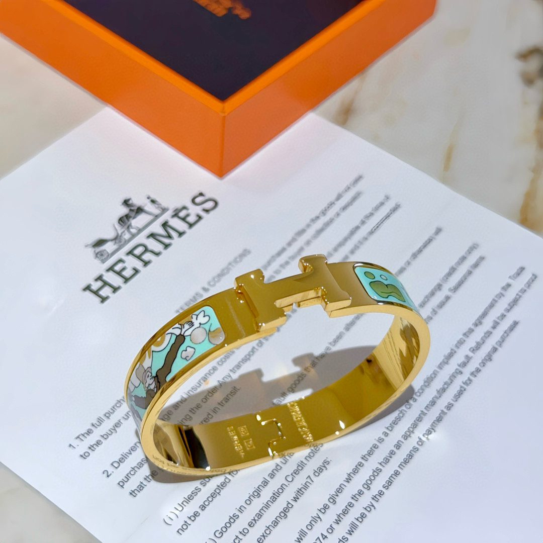 批140。 Hermes 爱马仕手镯 ❗️v金原版定制 爱马仕手环 珐琅工艺太考验师傅的手艺了 要确保色泽手工制作好[色][色]  v金高端定制 女神 都爱爱马仕火爆手镯 ✨😝超精赞   各路女神 明星 同款 高端法郎材质，k金质感，精工纯手工出品💃🏻上手真的赞