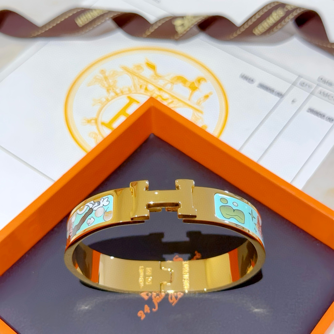 批140。 Hermes 爱马仕手镯 ❗️v金原版定制 爱马仕手环 珐琅工艺太考验师傅的手艺了 要确保色泽手工制作好[色][色]  v金高端定制 女神 都爱爱马仕火爆手镯 ✨😝超精赞   各路女神 明星 同款 高端法郎材质，k金质感，精工纯手工出品💃🏻上手真的赞