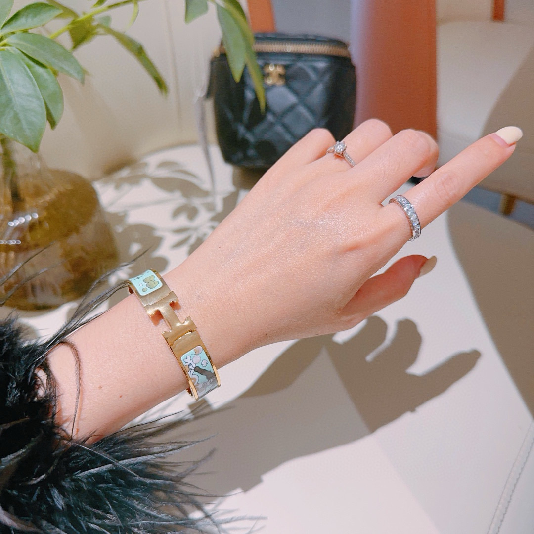 批140。 Hermes 爱马仕手镯 ❗️v金原版定制 爱马仕手环 珐琅工艺太考验师傅的手艺了 要确保色泽手工制作好[色][色]  v金高端定制 女神 都爱爱马仕火爆手镯 ✨😝超精赞   各路女神 明星 同款 高端法郎材质，k金质感，精工纯手工出品💃🏻上手真的赞