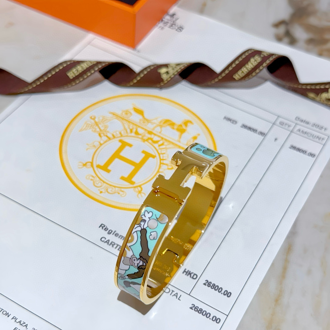 批140。 Hermes 爱马仕手镯 ❗️v金原版定制 爱马仕手环 珐琅工艺太考验师傅的手艺了 要确保色泽手工制作好[色][色]  v金高端定制 女神 都爱爱马仕火爆手镯 ✨😝超精赞   各路女神 明星 同款 高端法郎材质，k金质感，精工纯手工出品💃🏻上手真的赞