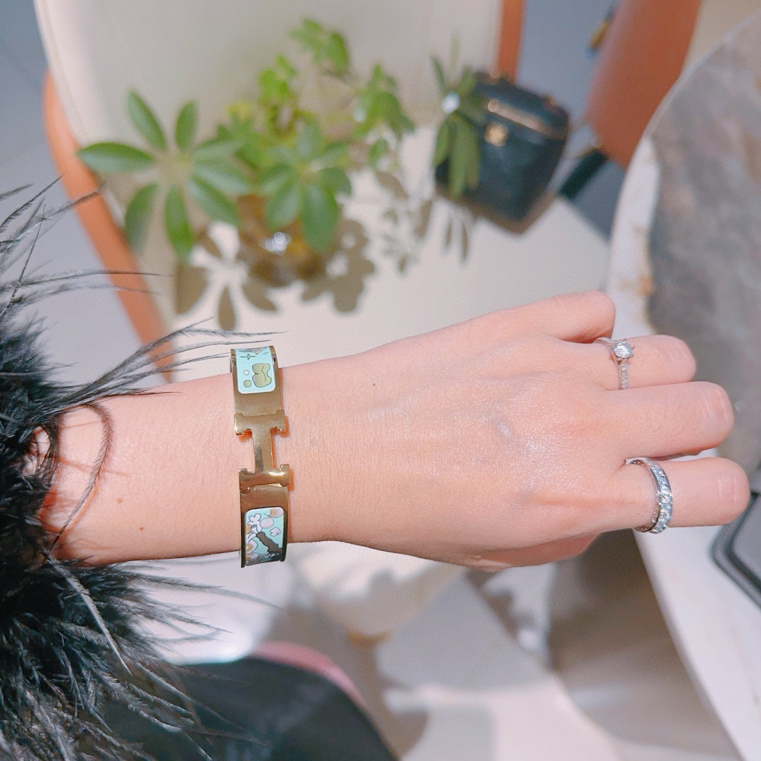 批140。 Hermes 爱马仕手镯 ❗️v金原版定制 爱马仕手环 珐琅工艺太考验师傅的手艺了 要确保色泽手工制作好[色][色]  v金高端定制 女神 都爱爱马仕火爆手镯 ✨😝超精赞   各路女神 明星 同款 高端法郎材质，k金质感，精工纯手工出品💃🏻上手真的赞