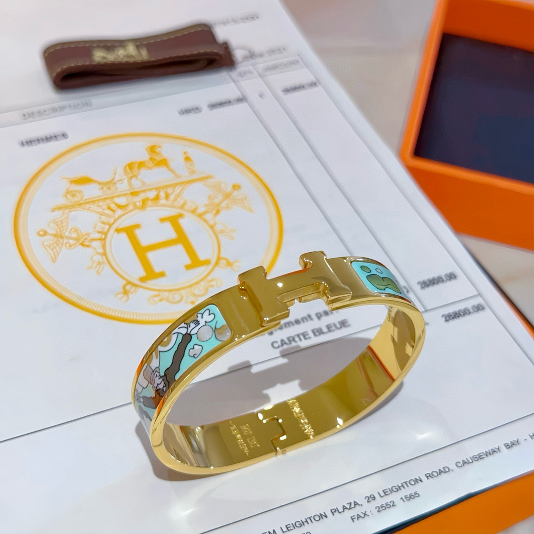 批140。 Hermes 爱马仕手镯 ❗️v金原版定制 爱马仕手环 珐琅工艺太考验师傅的手艺了 要确保色泽手工制作好[色][色]  v金高端定制 女神 都爱爱马仕火爆手镯 ✨😝超精赞   各路女神 明星 同款 高端法郎材质，k金质感，精工纯手工出品💃🏻上手真的赞