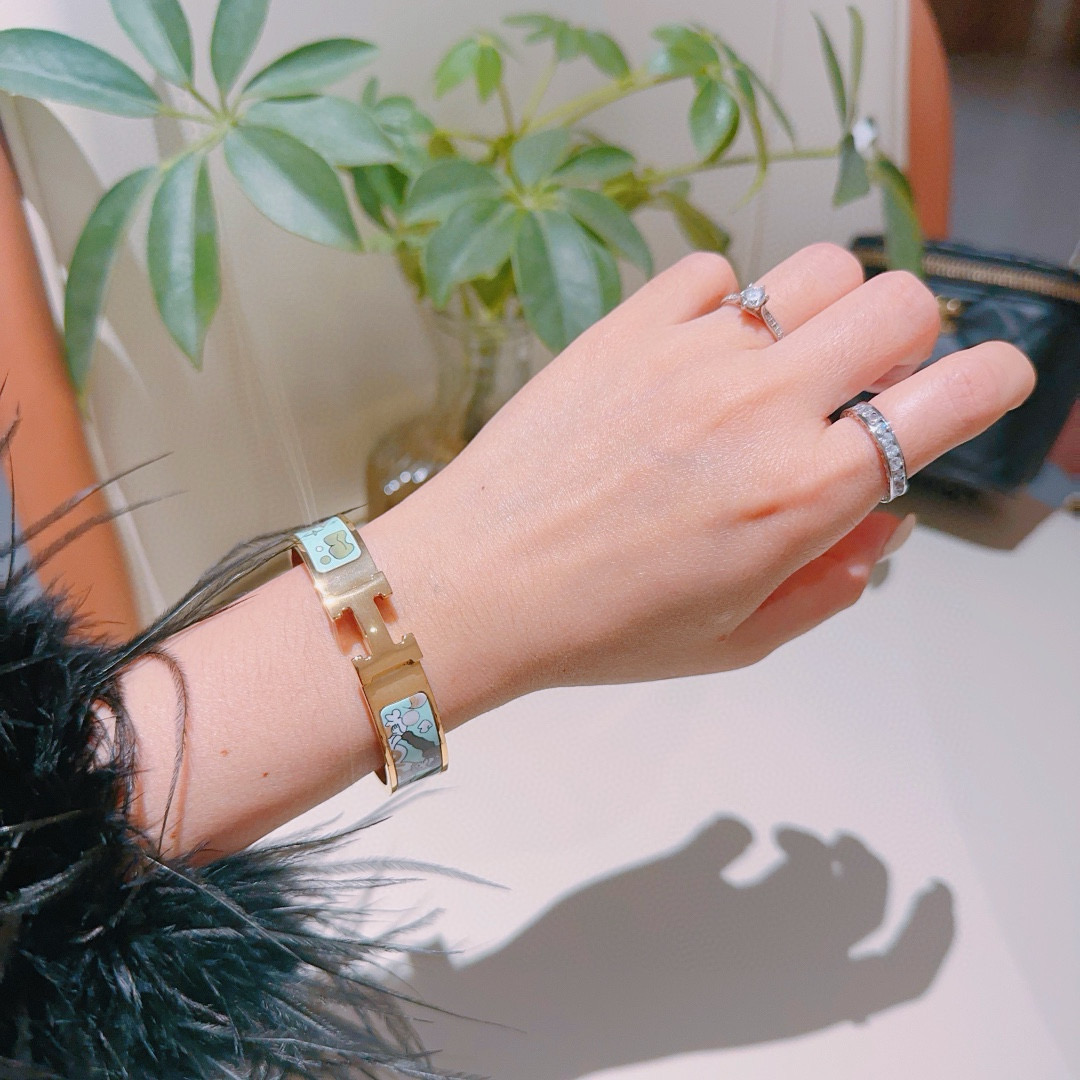 批140。 Hermes 爱马仕手镯 ❗️v金原版定制 爱马仕手环 珐琅工艺太考验师傅的手艺了 要确保色泽手工制作好[色][色]  v金高端定制 女神 都爱爱马仕火爆手镯 ✨😝超精赞   各路女神 明星 同款 高端法郎材质，k金质感，精工纯手工出品💃🏻上手真的赞