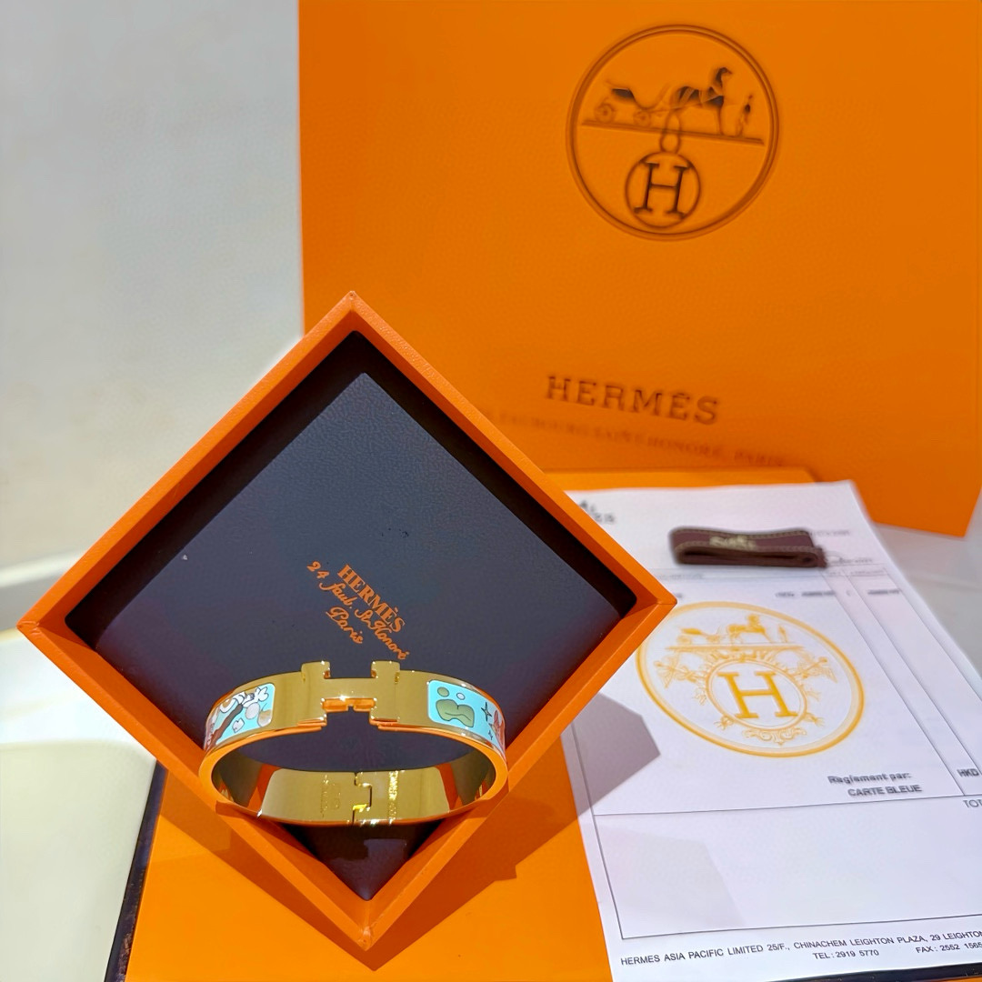 批140。 Hermes 爱马仕手镯 ❗️v金原版定制 爱马仕手环 珐琅工艺太考验师傅的手艺了 要确保色泽手工制作好[色][色]  v金高端定制 女神 都爱爱马仕火爆手镯 ✨😝超精赞   各路女神 明星 同款 高端法郎材质，k金质感，精工纯手工出品💃🏻上手真的赞