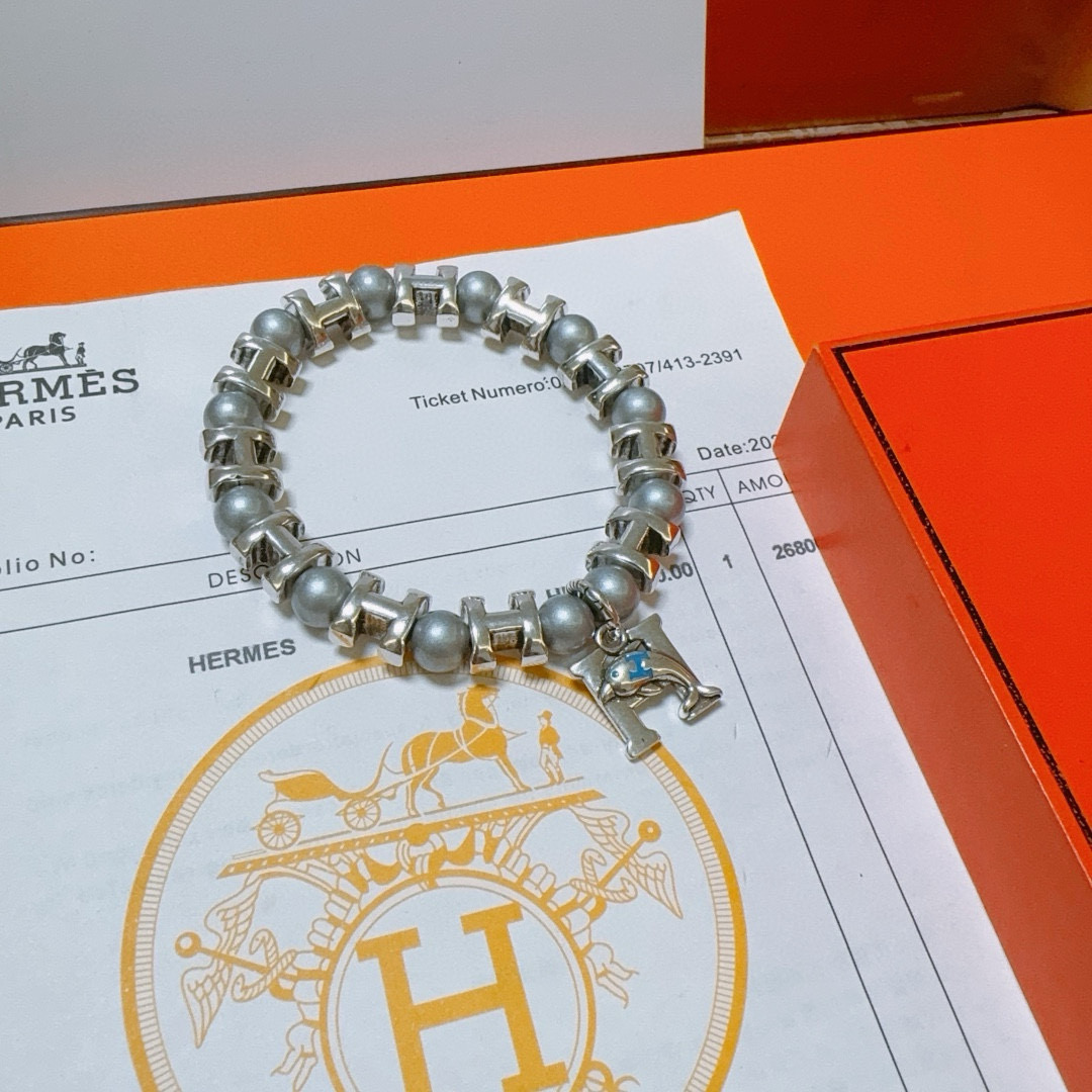 批140  新品发布 👒Hermas爱马仕手链👨👩奢华爱马仕手串 天然珍珠手链男女同款 最新款全件串珠手链档次更高明星同款Anger Forest系列H复古爱马仕手链
尺寸:16-24厘米
细节对版做旧处理 非市面亮面版型 非市面普通做工
这款一直在出 爱马仕里面热卖款 非常好搭配衣服👔👞