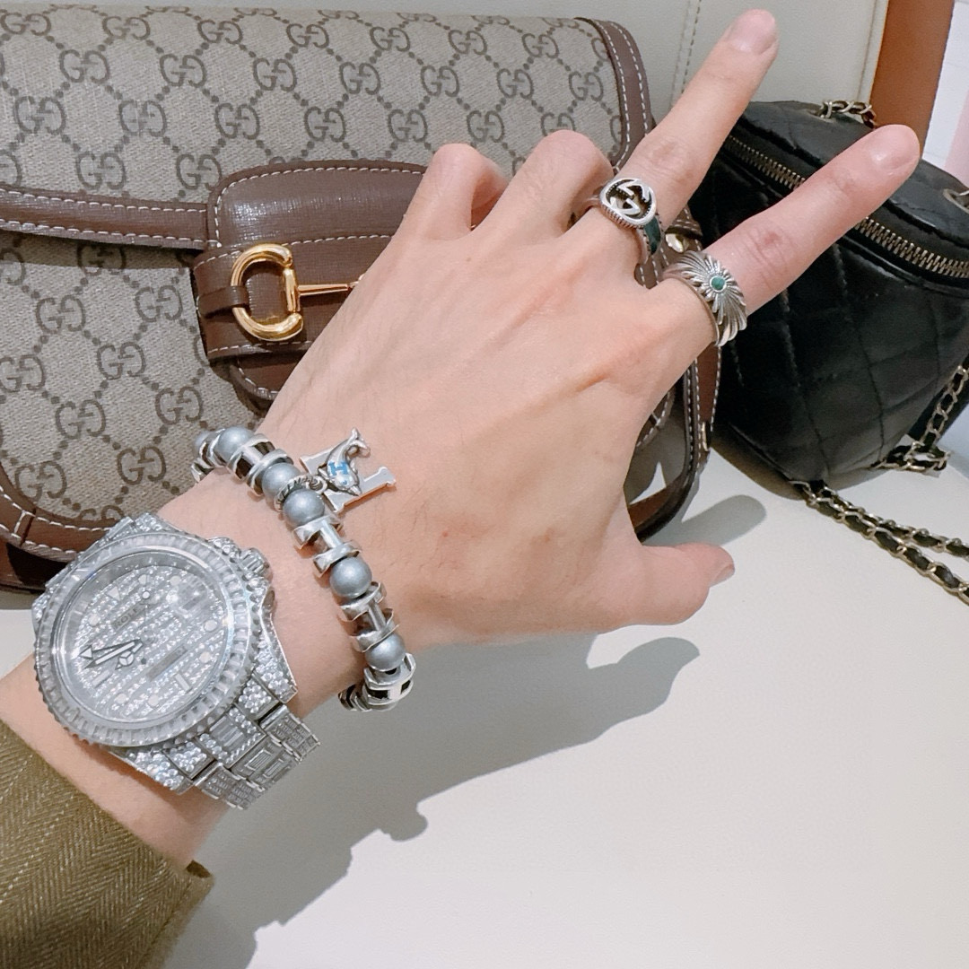 批140  新品发布 👒Hermas爱马仕手链👨👩奢华爱马仕手串 天然珍珠手链男女同款 最新款全件串珠手链档次更高明星同款Anger Forest系列H复古爱马仕手链
尺寸:16-24厘米
细节对版做旧处理 非市面亮面版型 非市面普通做工
这款一直在出 爱马仕里面热卖款 非常好搭配衣服👔👞